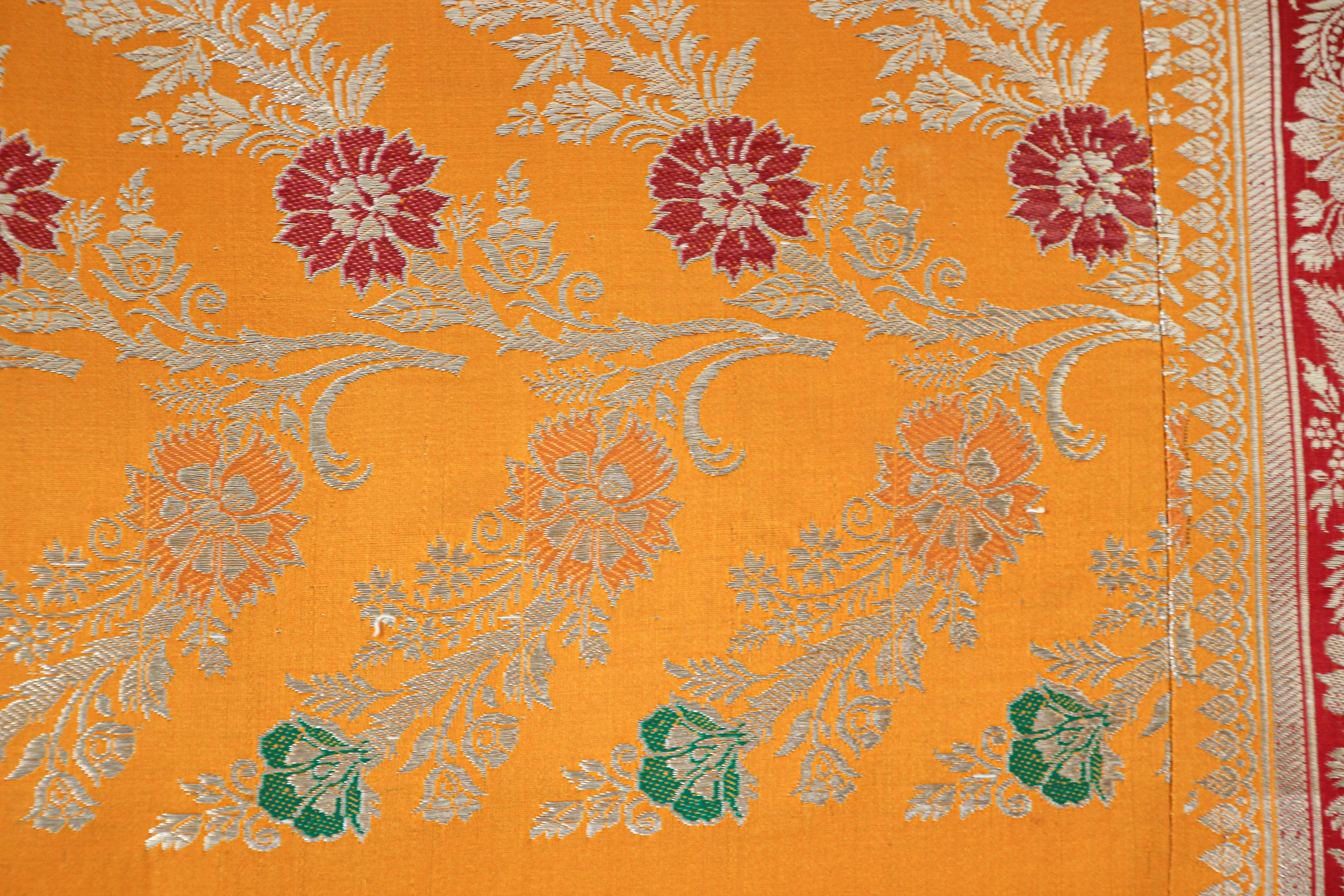 Fait main Coussin en soie fait sur mesure à partir d'un Sari orange de mariage, Inde en vente