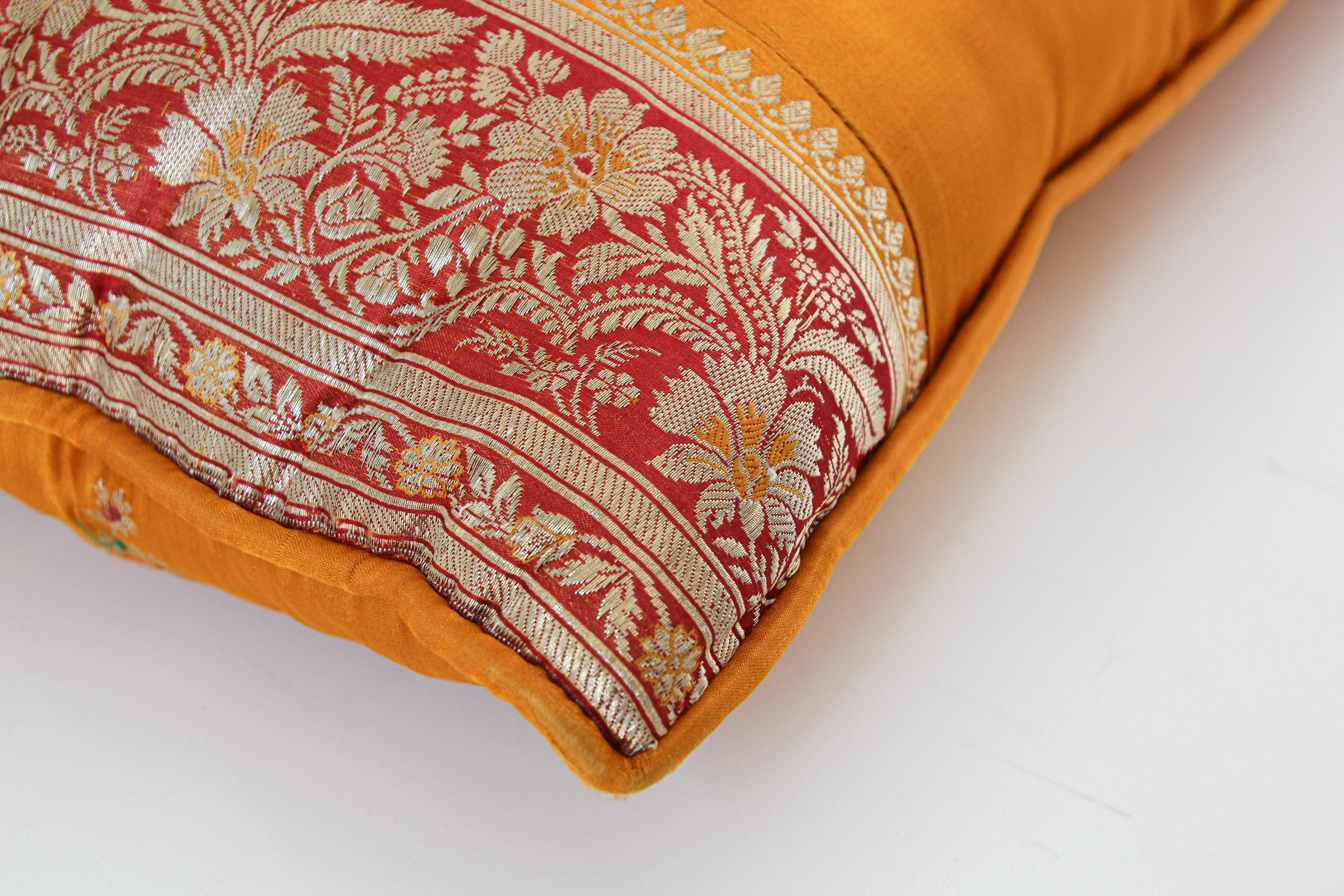 Soie Coussin en soie fait sur mesure à partir d'un Sari orange de mariage, Inde en vente