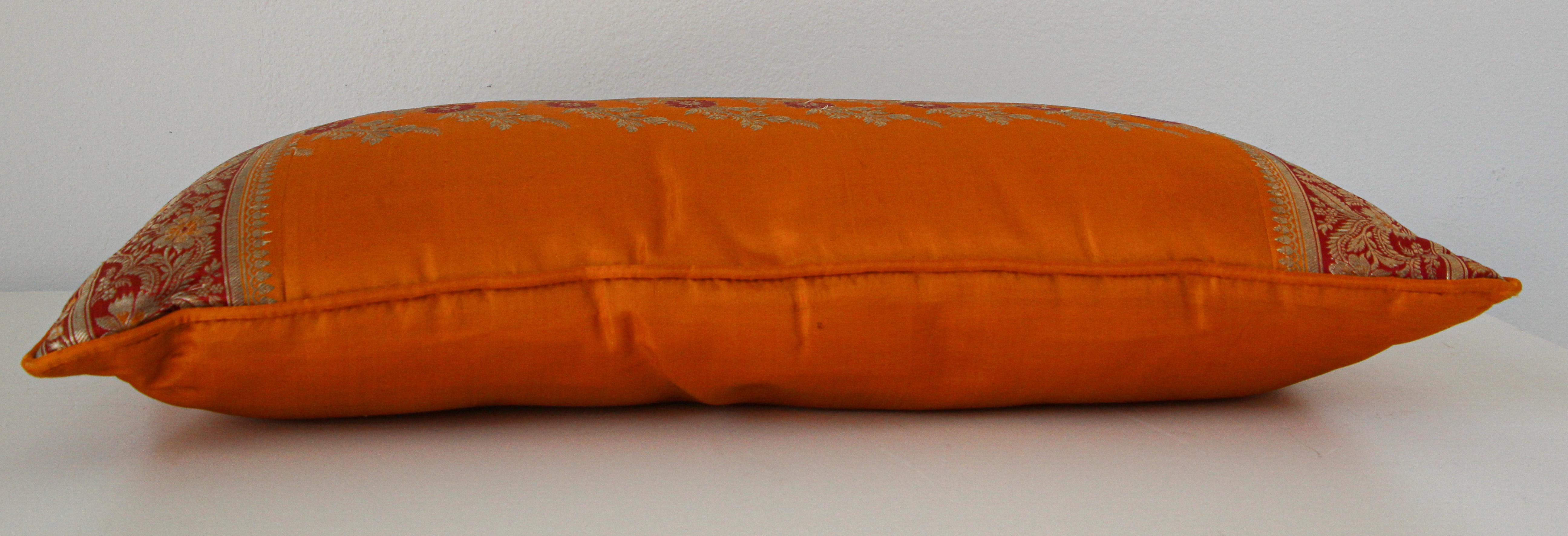 Coussin en soie fait sur mesure à partir d'un Sari orange de mariage, Inde en vente 1