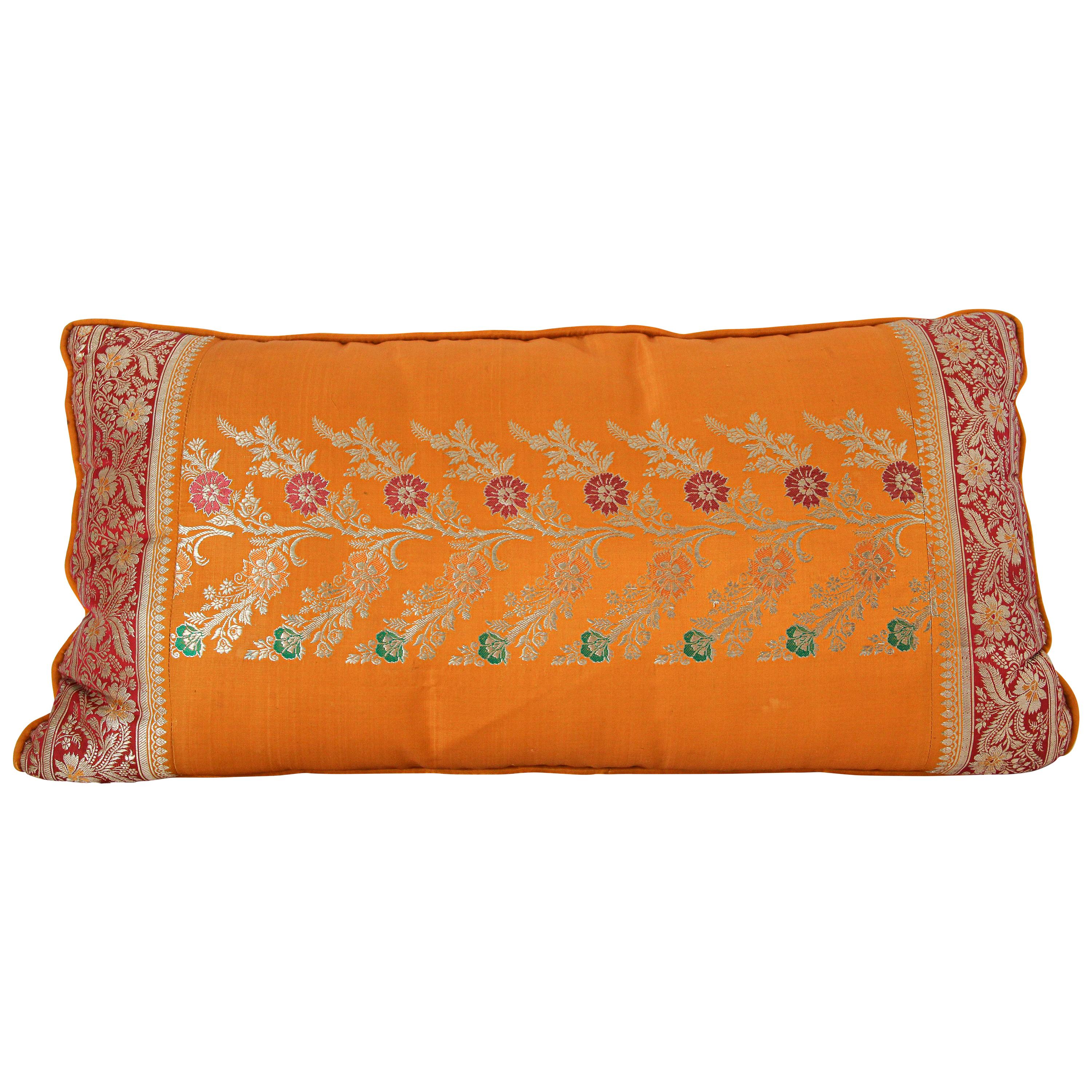 Coussin en soie fait sur mesure à partir d'un Sari orange de mariage, Inde en vente