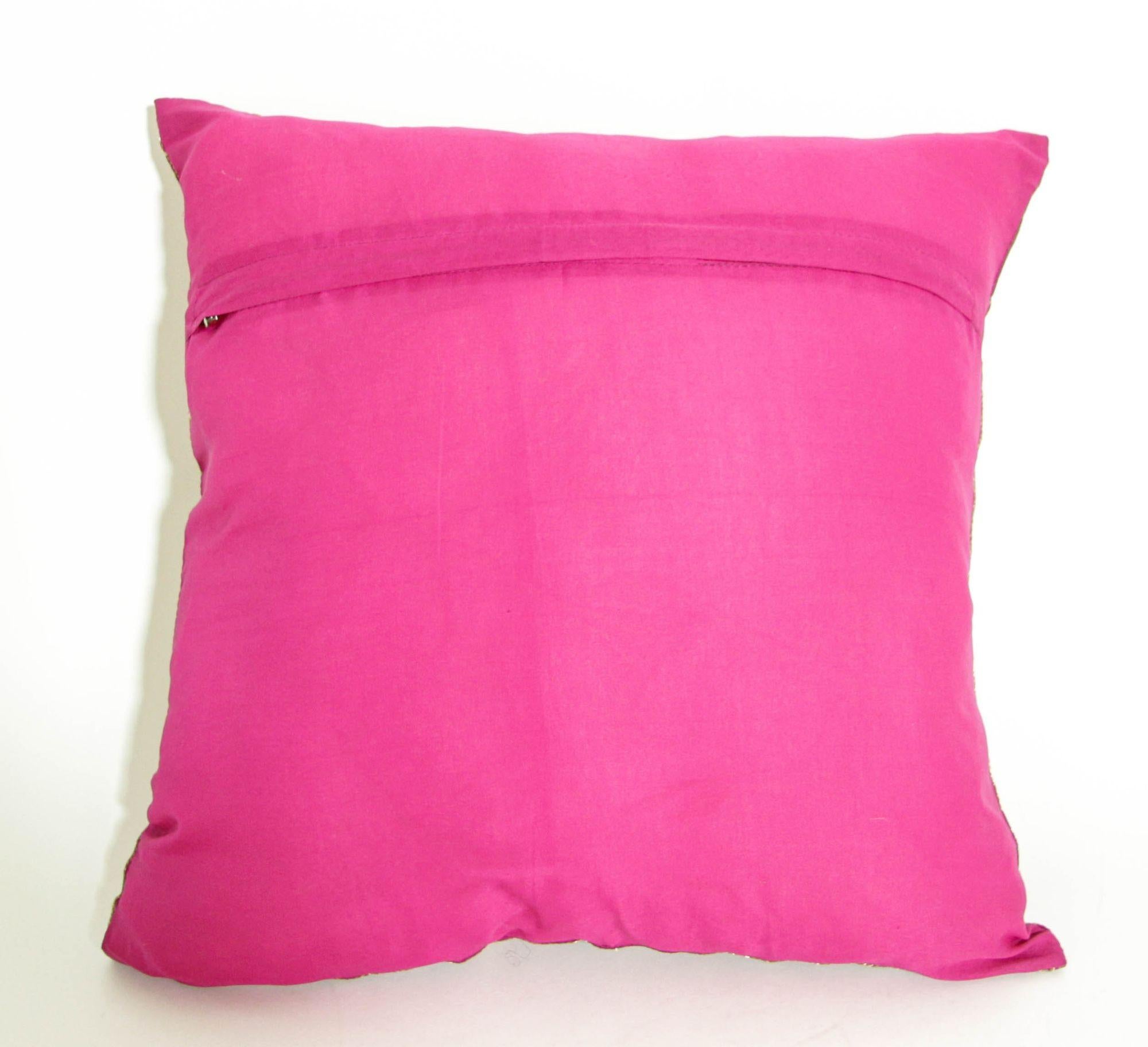 Throw-Kissen aus rosa Seide mit Elefanten und Pfauen, Indien im Angebot 4