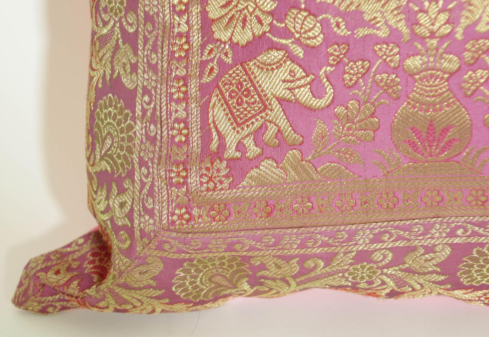 Dekoratives Akzentkissen aus Seidenbrokat in Fushia.
Seidenkissen aus Brokat mit rosa und goldenen Metallfäden.
Indisch inspiriertes Design mit Pfauen und Elefanten als Zierkissen aus Seidenbrokat.
Elefanten mit aufgestellten Rüsseln, Vögel und