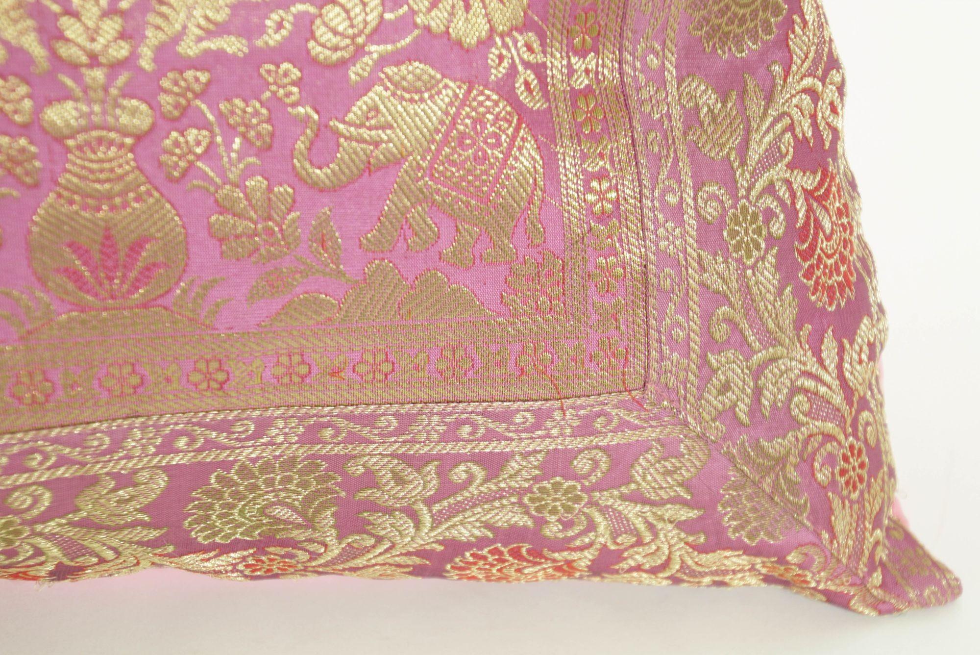 Throw-Kissen aus rosa Seide mit Elefanten und Pfauen, Indien (Anglo Raj) im Angebot