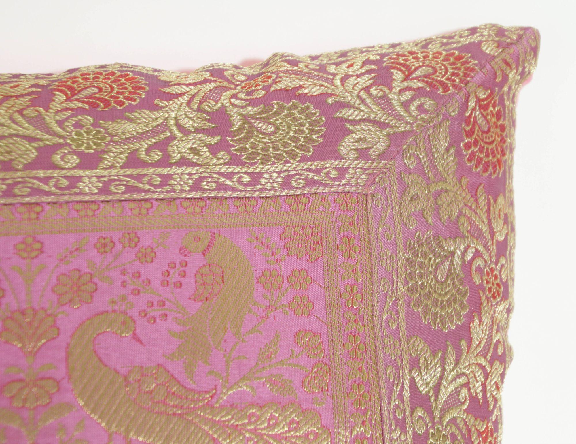 Throw-Kissen aus rosa Seide mit Elefanten und Pfauen, Indien (Indisch) im Angebot