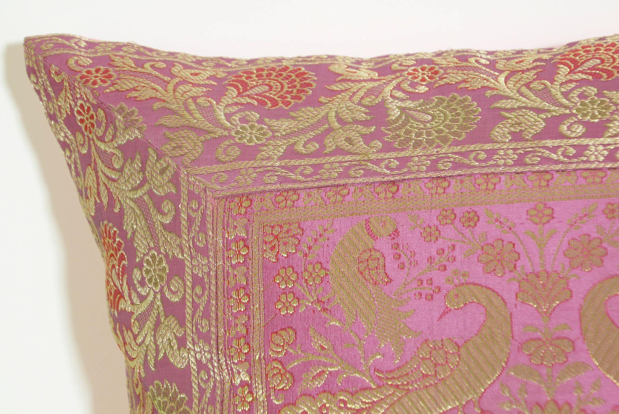 Throw-Kissen aus rosa Seide mit Elefanten und Pfauen, Indien im Zustand „Gut“ im Angebot in North Hollywood, CA