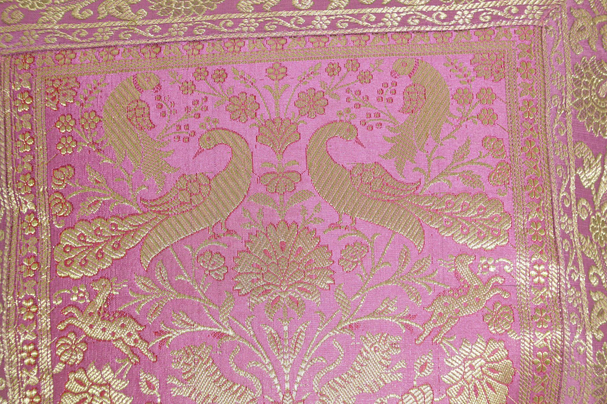 Throw-Kissen aus rosa Seide mit Elefanten und Pfauen, Indien im Angebot 1