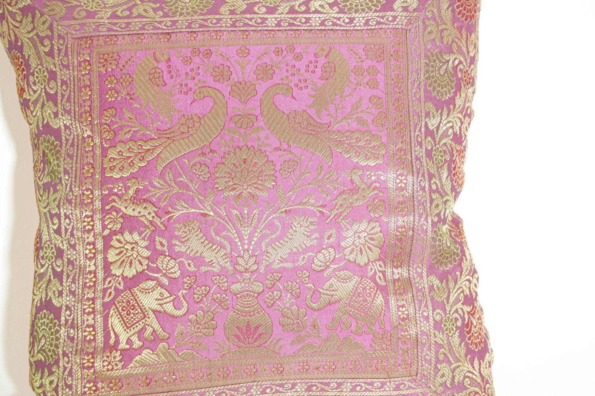 Throw-Kissen aus rosa Seide mit Elefanten und Pfauen, Indien im Angebot 2