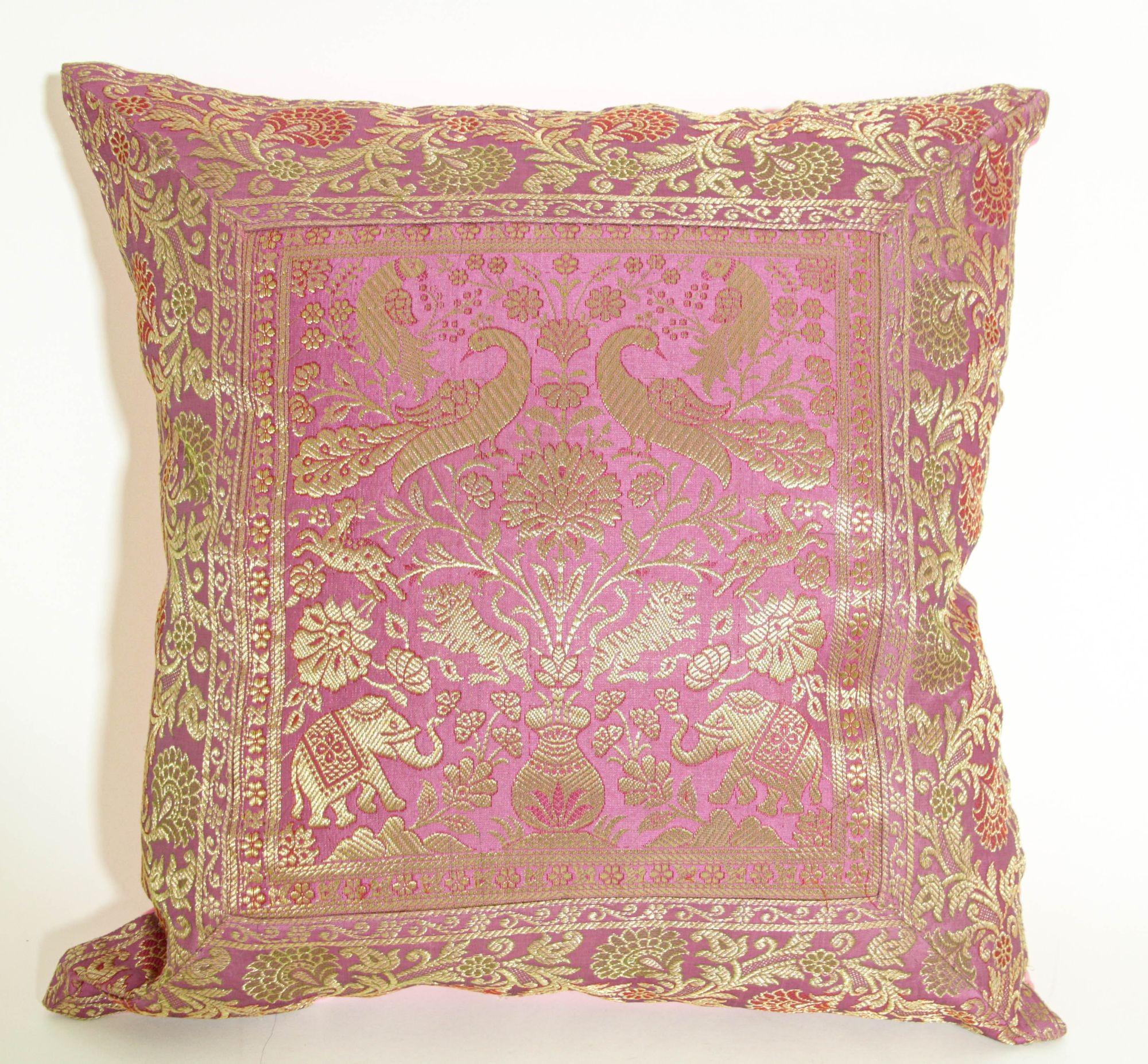Throw-Kissen aus rosa Seide mit Elefanten und Pfauen, Indien im Angebot 3