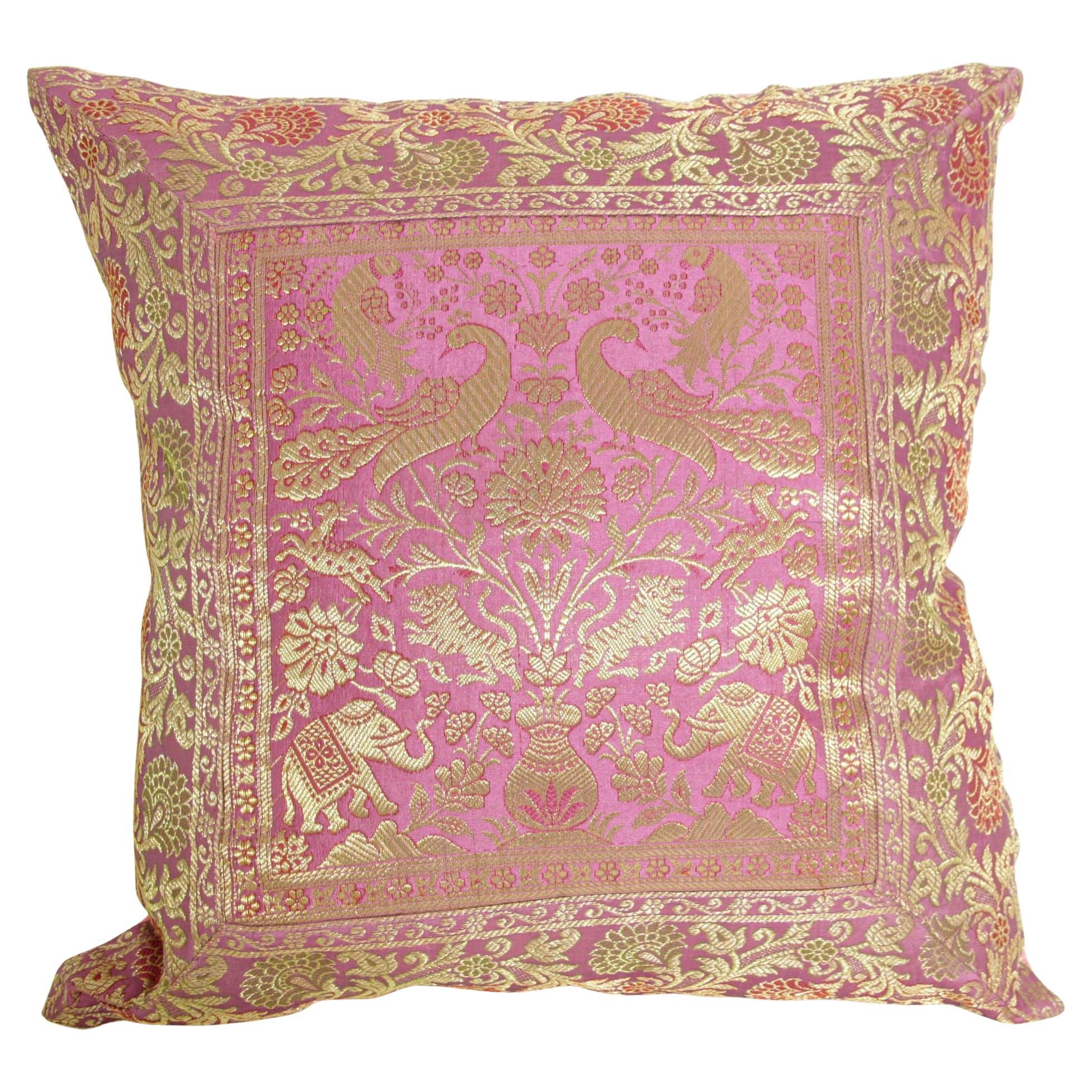 Throw-Kissen aus rosa Seide mit Elefanten und Pfauen, Indien im Angebot