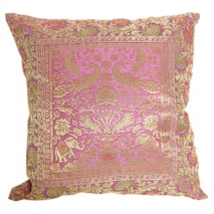 Almohada de seda rosa con elefantes y pavos reales India