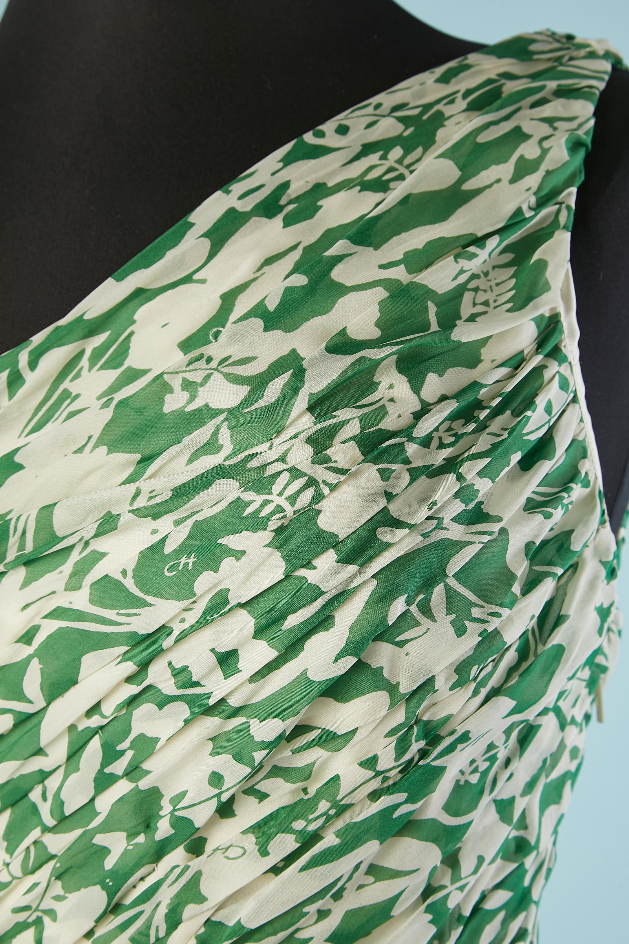 Vestido de noche asimétrico drapeado y estampado en seda verde y blanca. Cierre con cremallera y corchete en el lado izquierdo.
TALLA 8 (US) M 
