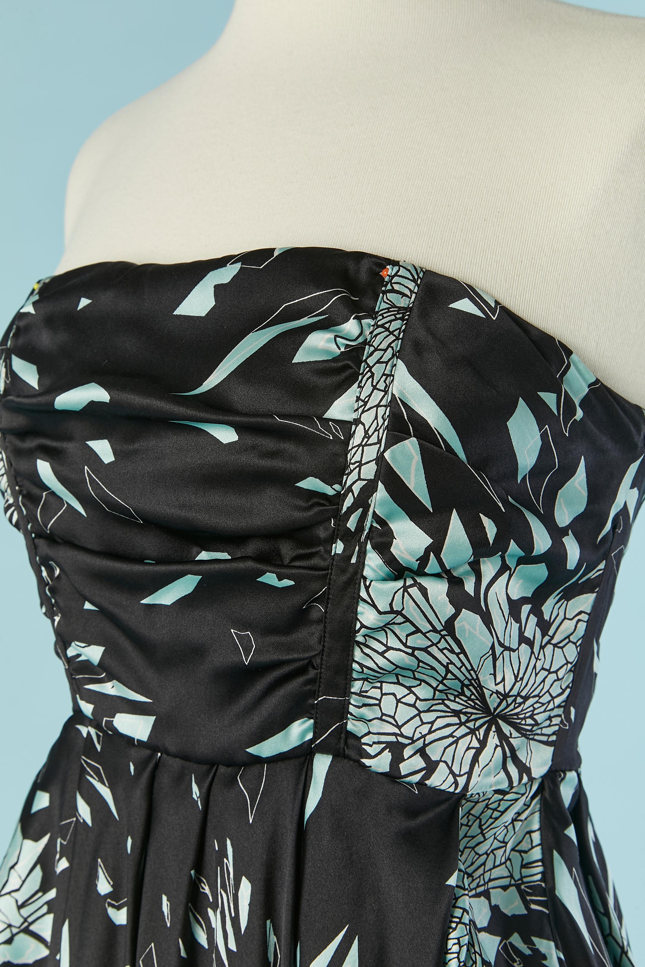 Abito da cocktail bustier in seta stampata con bustier interno. Costine nere a intarsio sulla parte centrale della schiena Composizione: 91% cotone, 6% poliammide, 3% elastan. Composizione della fodera del corpo: 81% nylon, 19% elastan. 
Bustier