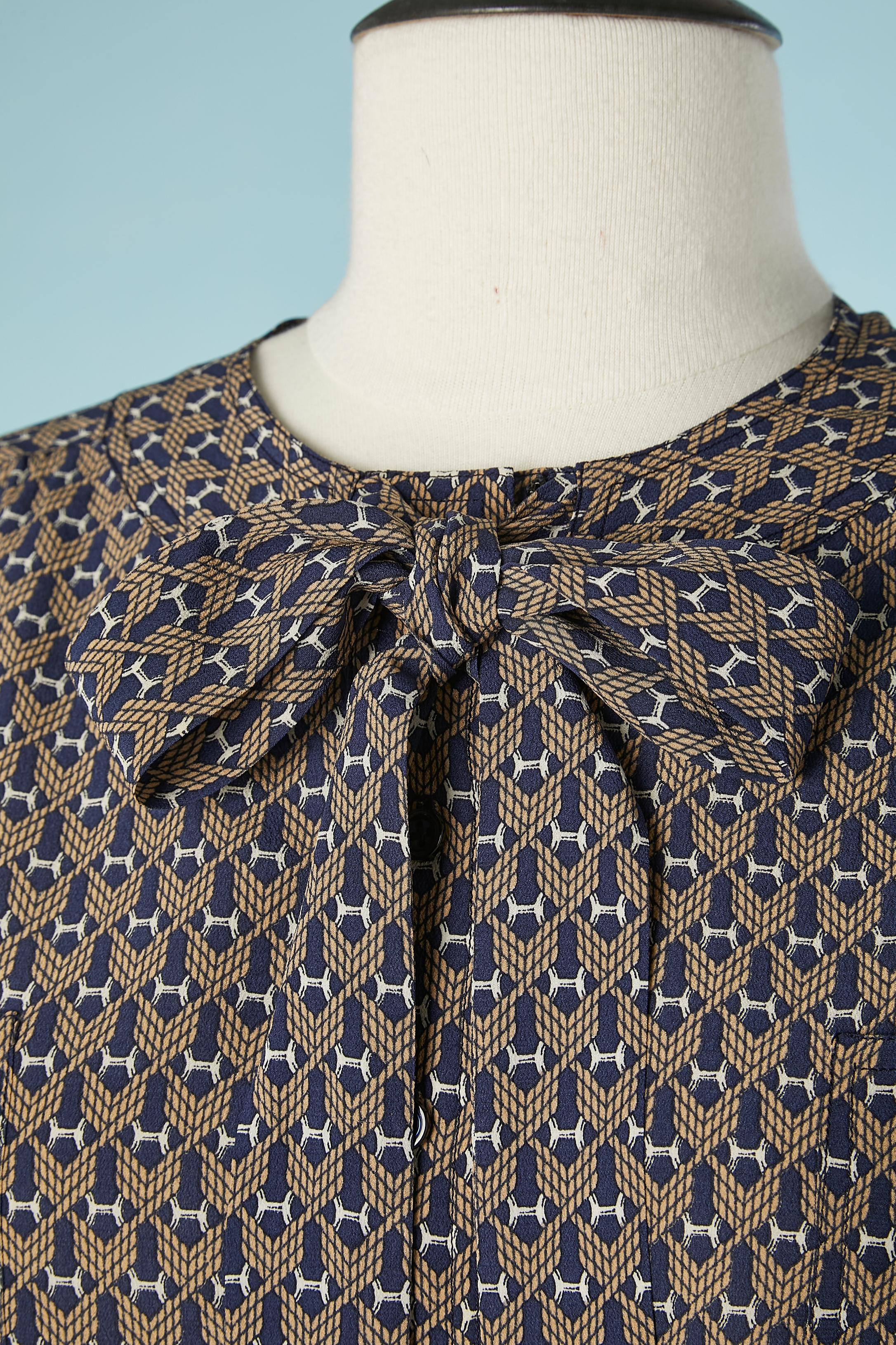 Silk printed chemise with bow collar. Blue Mother-of-shell buttons. 
Size 44 (Fr) L 