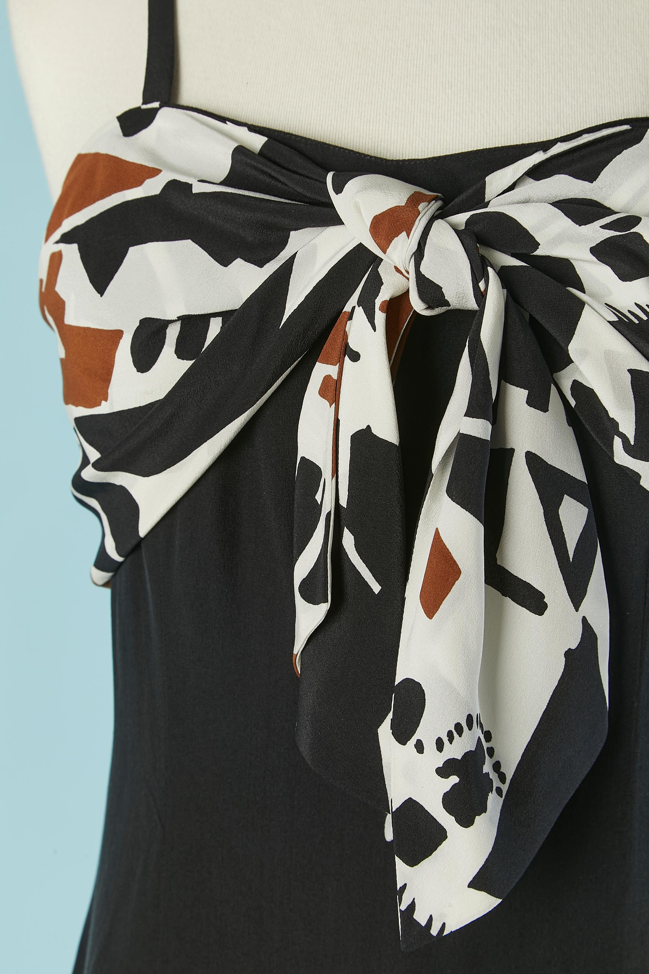 Silk printed dress with gather and bow on the chest. Silk lining inside the skirt and cotton lining inside the top part of the dress. Boned. Zip closure and hook&eye on the middle back . 
SIZE 44 (It) M 