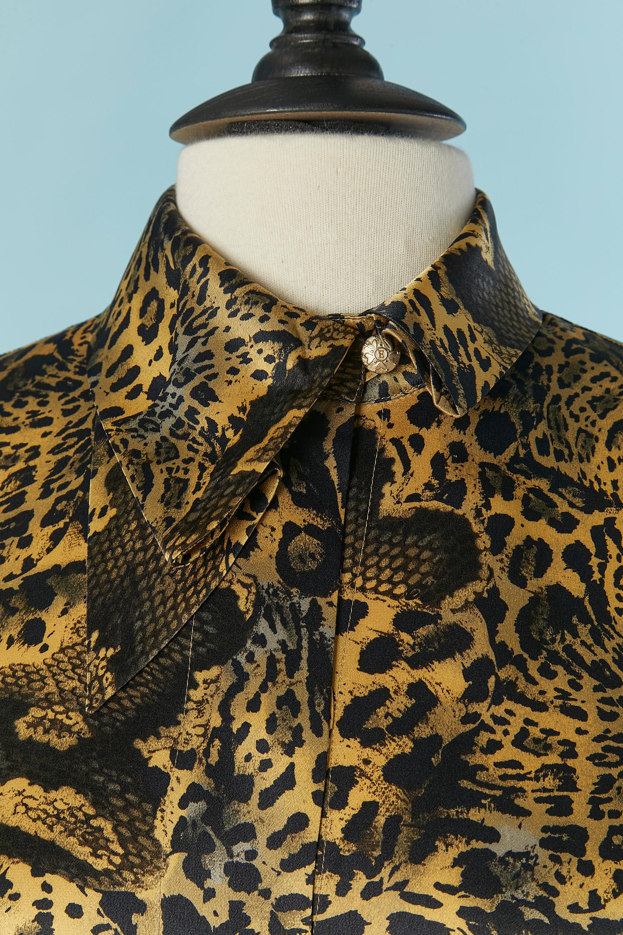 Camicia in seta stampata. Chiusura con bottone e asola nascosta sul centro del davanti. Due bottoni in metallo dorato con marchio sulla parte anteriore centrale. 
Spallaccio. 
TAGLIA 38 sull'etichetta / adatta a M e L. 