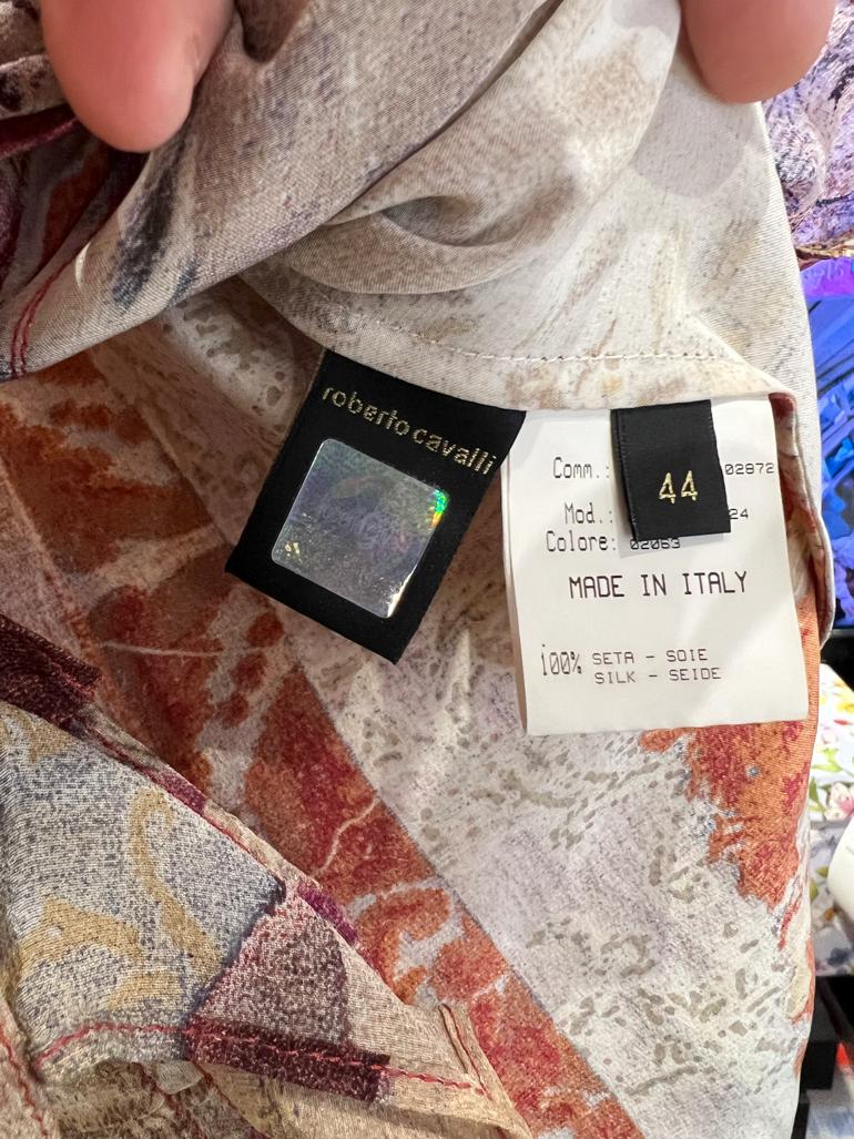 Chemise en soie imprimée avec jabot et fermeture à nœud sur le devant Roberto Cavalli en vente 3