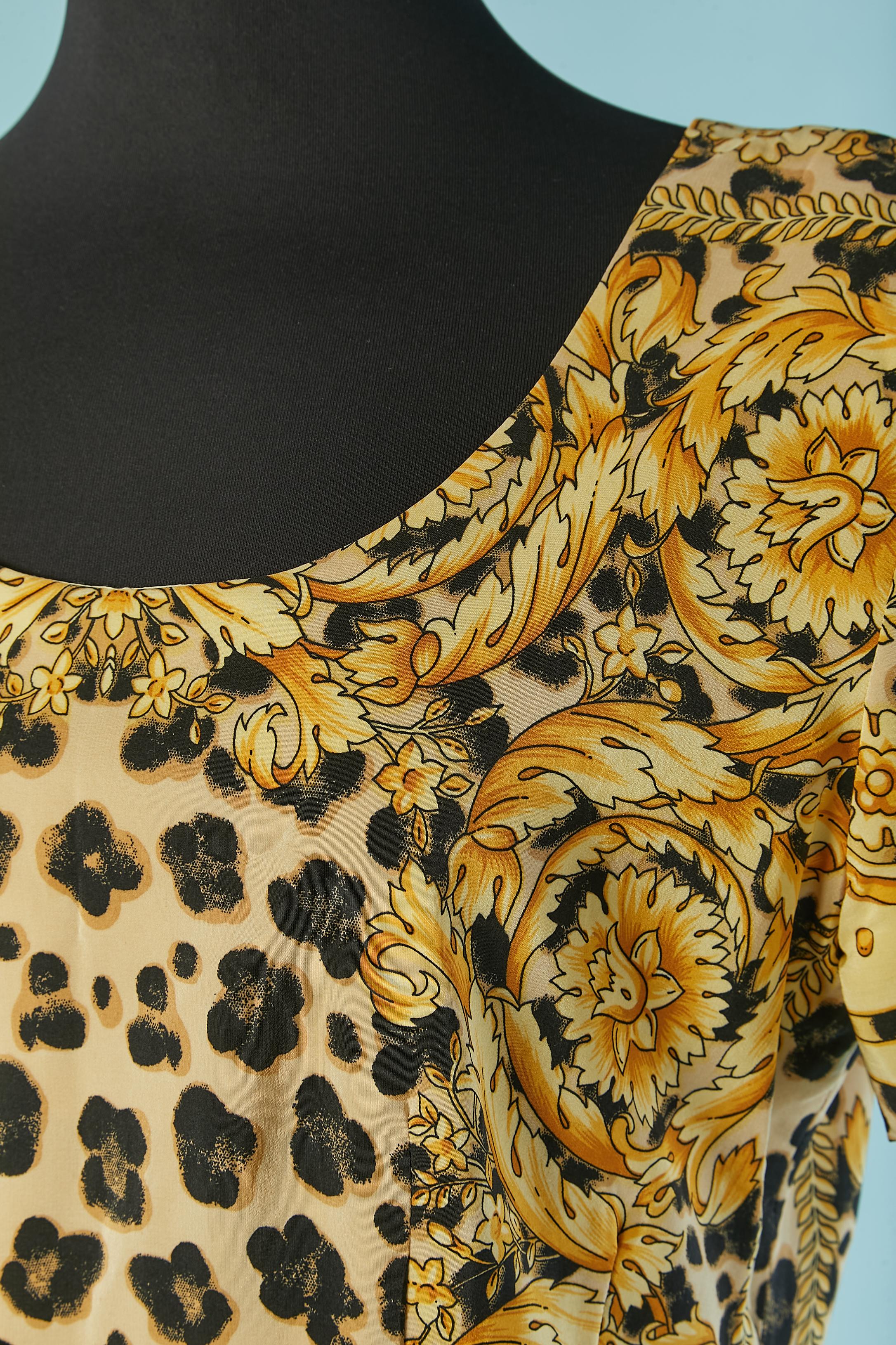 Silk Printed short-sleeve cocktail dress. Acetate lining. Zip closure on the middle back. 
SIZE 8 (US) 