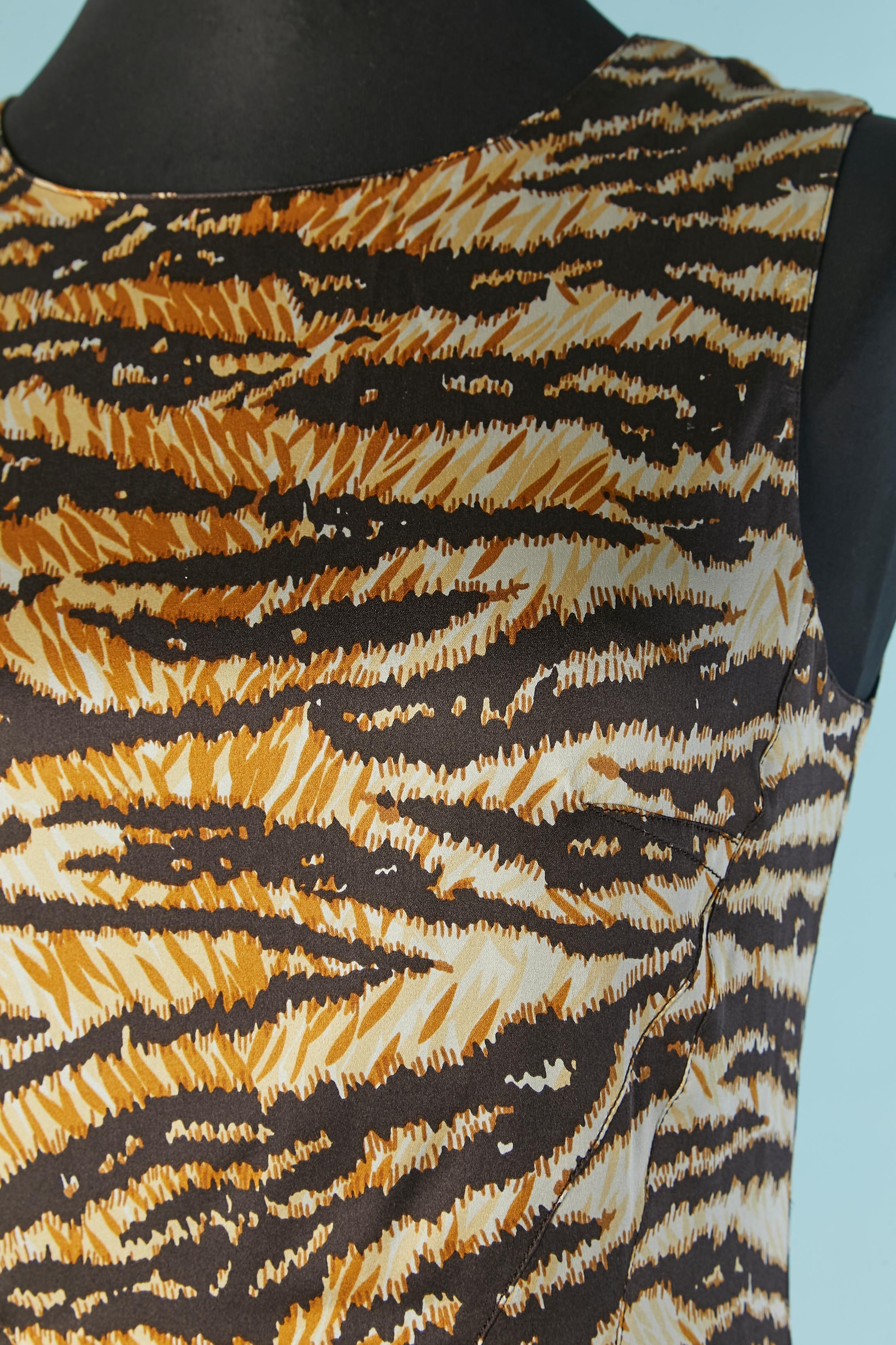 Silk printed sleeveless dress with zip closure on the middle back with gros-grain inside ( along the zip) 
Main fabric composition: 93% silk, 7% elastane. Lining: 92% polyester, 8% elastane. 
SIZE 38 (Fr) M 