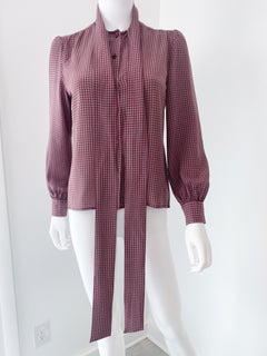 Seide Pussy Bow Bluse Top Burgund und Grau Pied-de-Poule Größe 6/8, Vintage By 1970