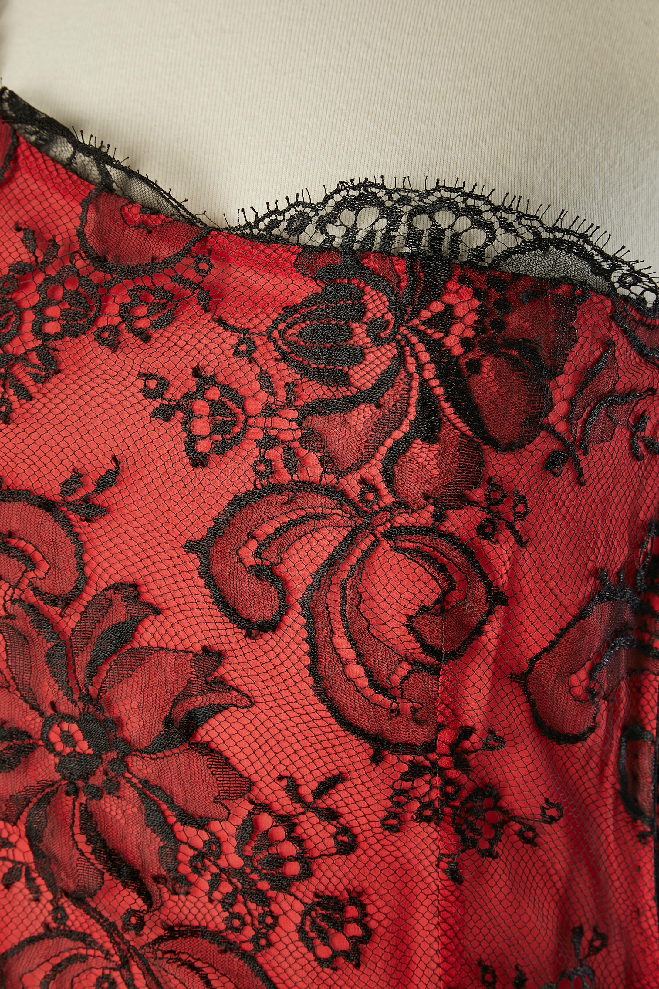Robe de cocktail asymétrique en soie rouge et noire avec dentelle. Fermeture à glissière sur la gauche et crochets et œillets. Noeud noir en soie sur l'épaule droite.
TAILLE S ( 10 écrit sur l'étiquette mais impossible) 
Nom de la robe : Flamenco