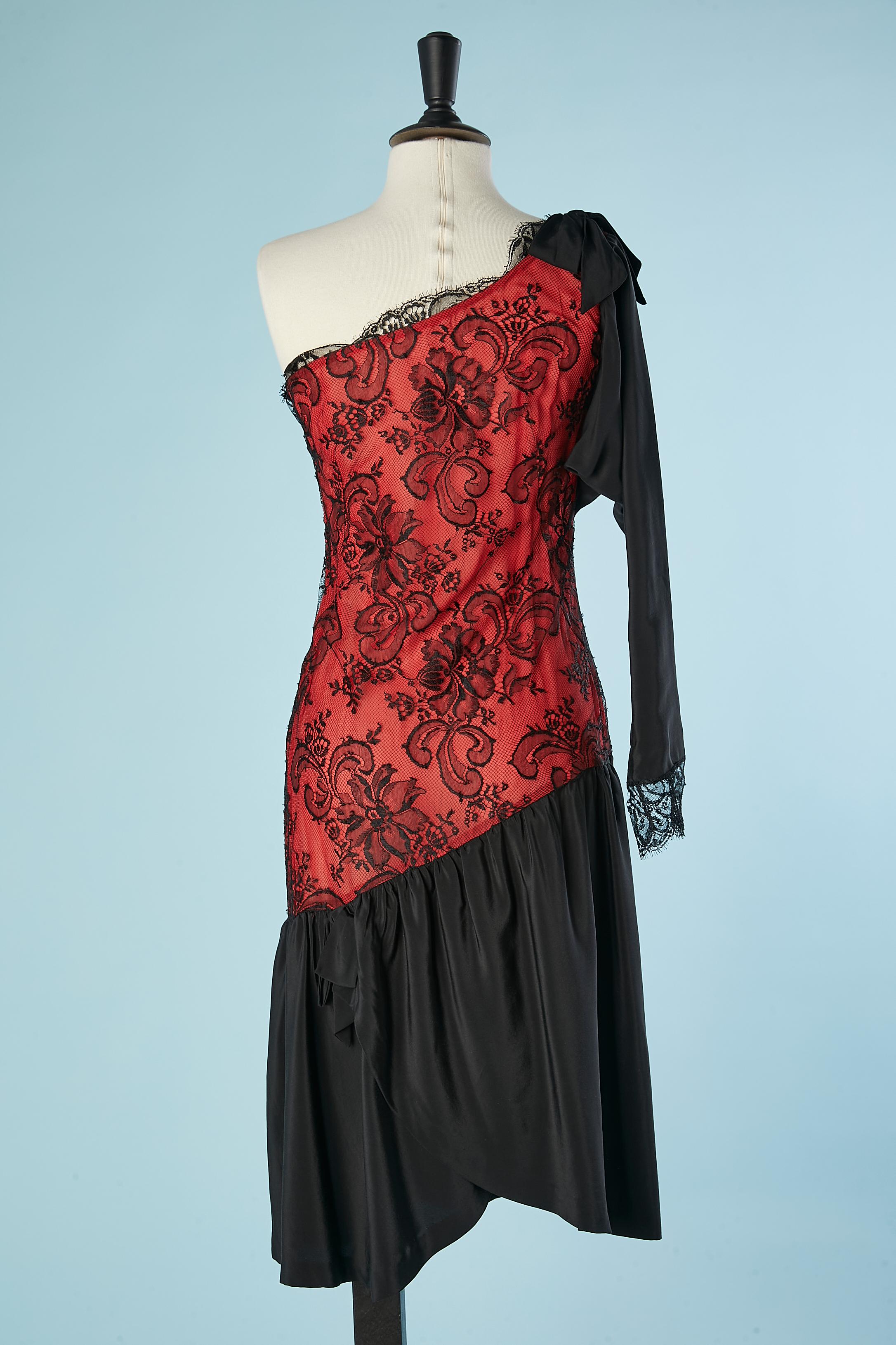 Loris Azzaro - Robe de cocktail asymétrique en soie rouge et noire avec dentelle « B » en vente 2