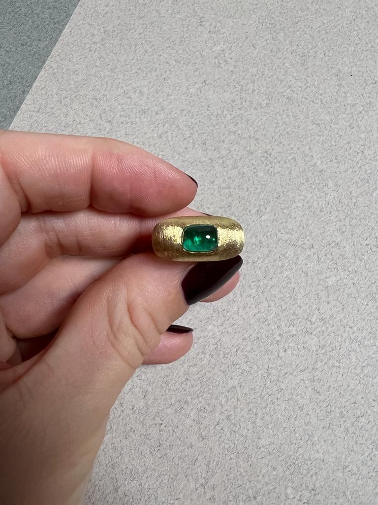 Contemporary SILK RING Yellow gold with an emerald cabochon at the centre by Liv Luttrell For Sale