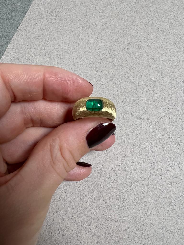 Cabochon SILK RING Yellow gold with an emerald cabochon at the centre by Liv Luttrell For Sale