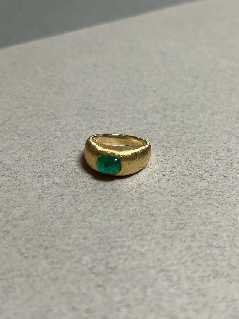 SILK RING Yellow gold with an emerald cabochon at the centre by Liv Luttrell In New Condition For Sale In London, England