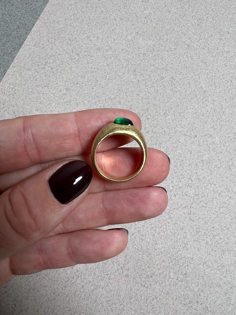 Women's SILK RING Yellow gold with an emerald cabochon at the centre by Liv Luttrell For Sale