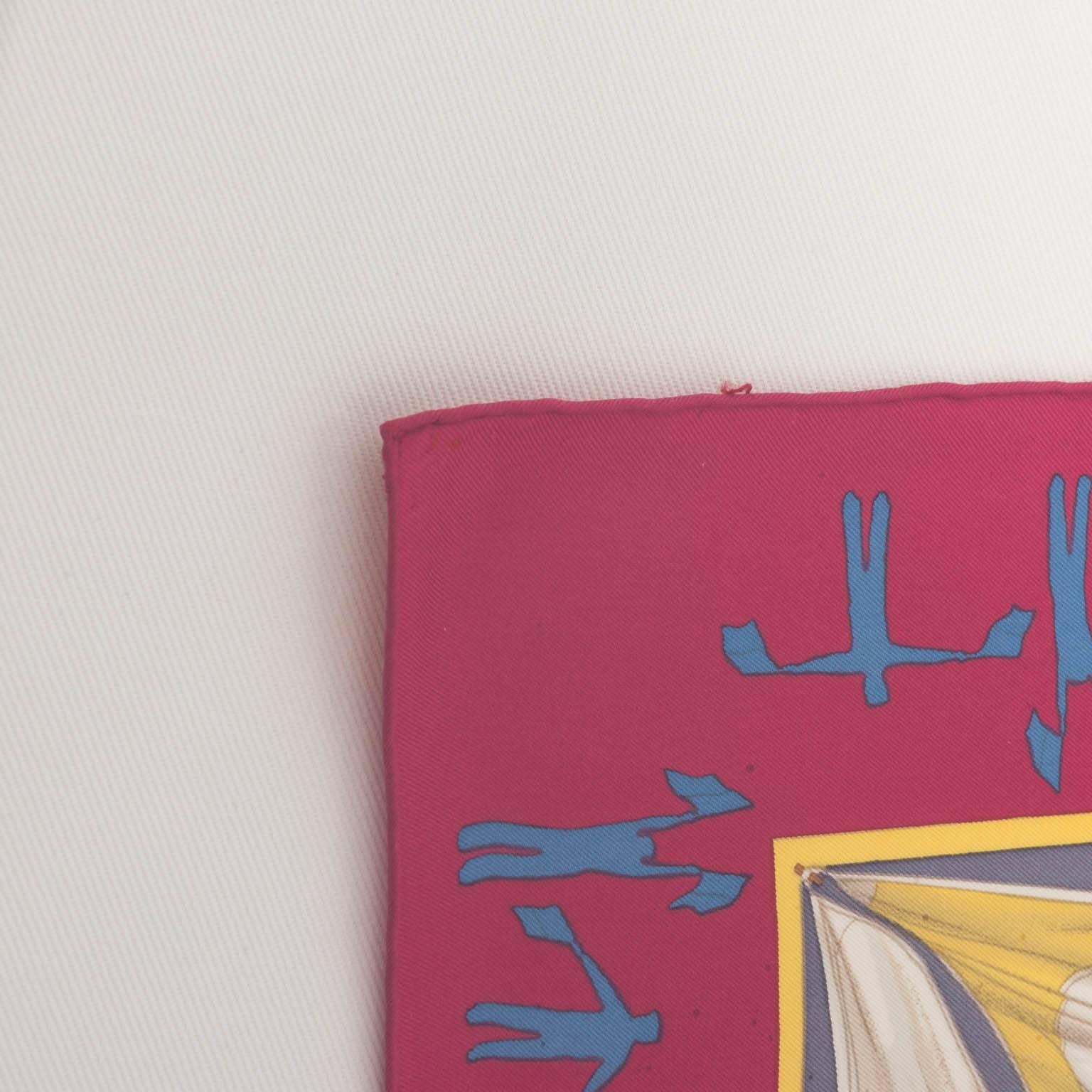 Foulard Hermès vintage avec un voilier encadré de motifs de drapeaux nautiques:: vers la fin du 20e siècle. Cousu à la main sur un support en lin blanc dans une boîte cadre en Lucite en relief 
     