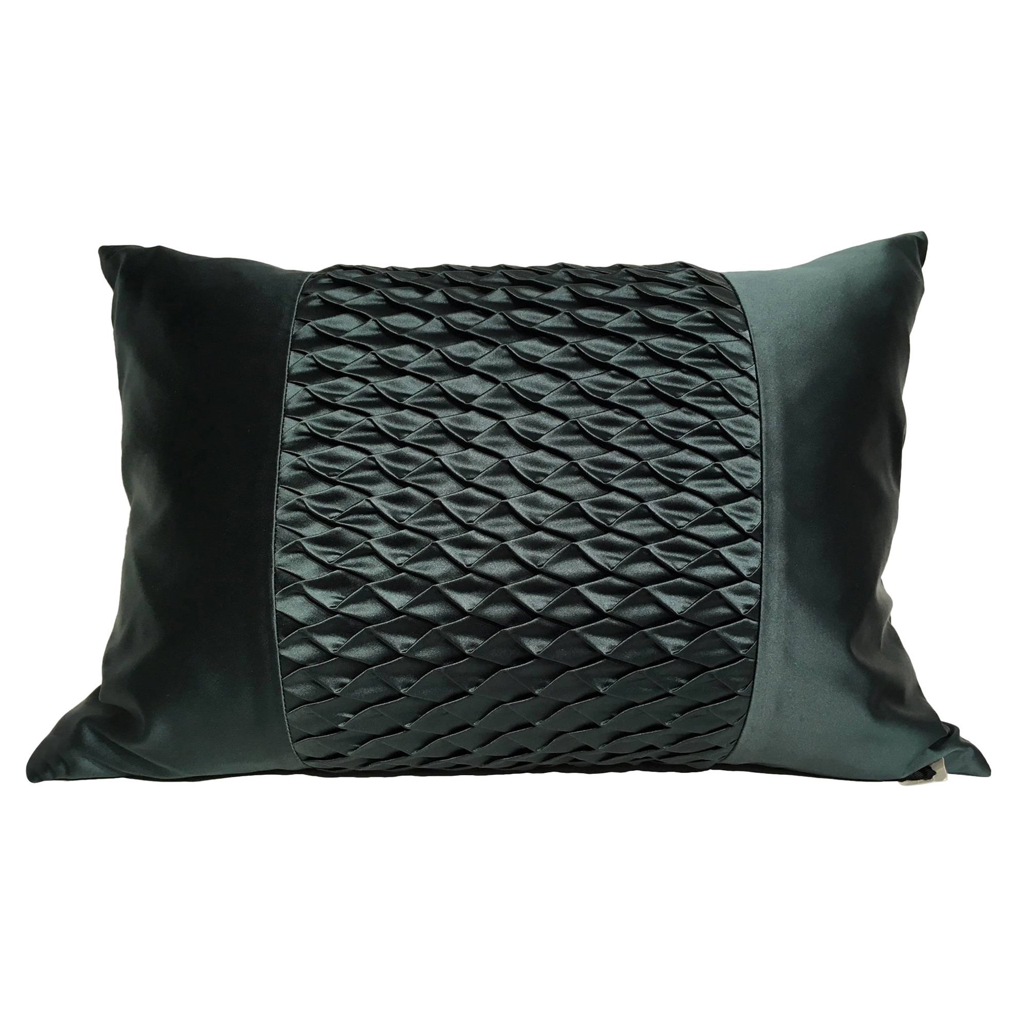 Coussin en satin de soie plissé au centre avec détails de rayures Couleur Vert émeraude foncé