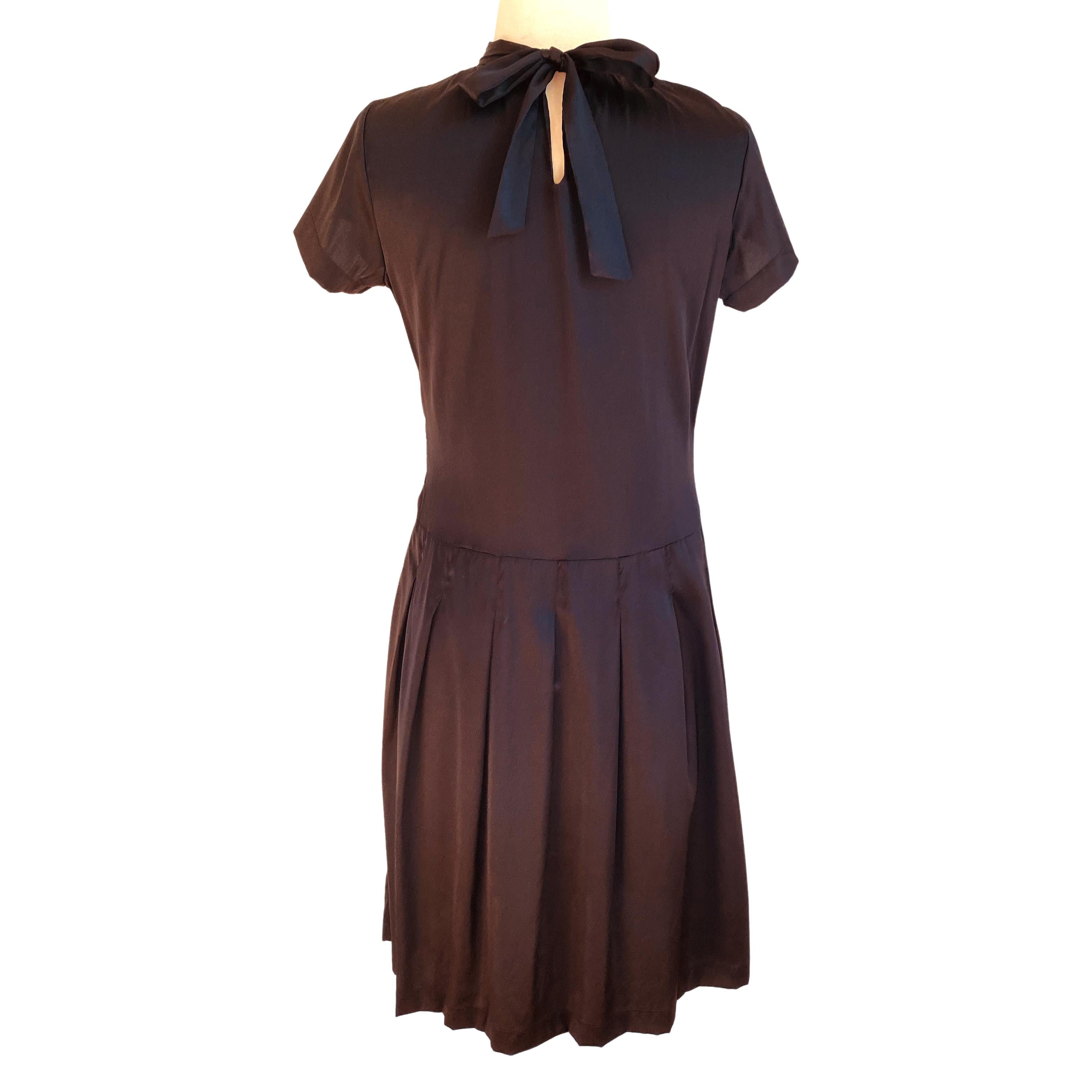 Little bon-chic-bon-genre LBD with plenty of details: low waist, stiched-pleats, neck shirring and back tie.
Fabric: 100% silk satin  
Invisible side zipper, plus self-tie at back neck for a perfect fit
Stitched-down box pleated skirt.

FLORA KUNG