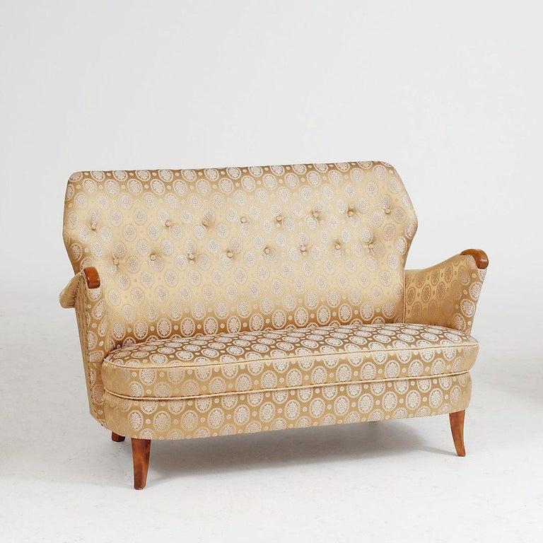Deux fauteuils et un canapé assorti de la première moitié du XXe siècle. Rembourré en satin de soie d'origine. La largeur du canapé est d'environ 4 pieds, 3 pouces. Canalisation dans le matériau du client de la COM moyennant un supplément de prix.  