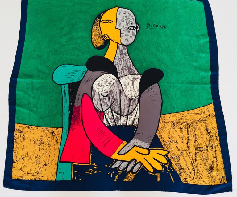 Foulard en soie Portrait de "Femme Assise" d'après Picasso sur 1stDibs