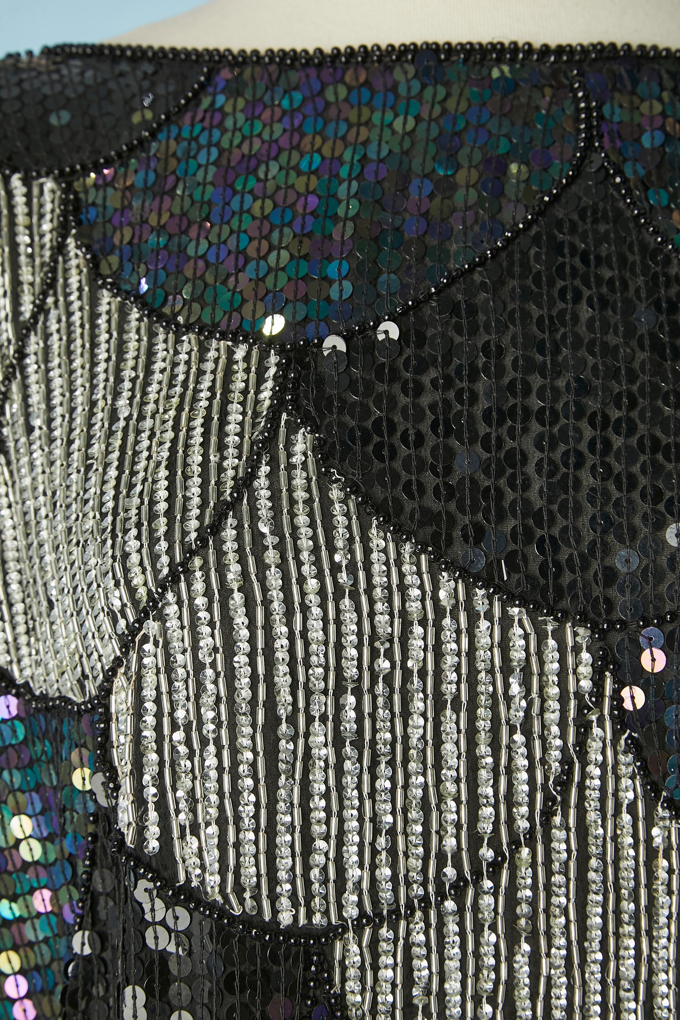 Top en soie pailletée avec perles. Doublure en rayonne. Pad d'épaule. 
TAILLE L 