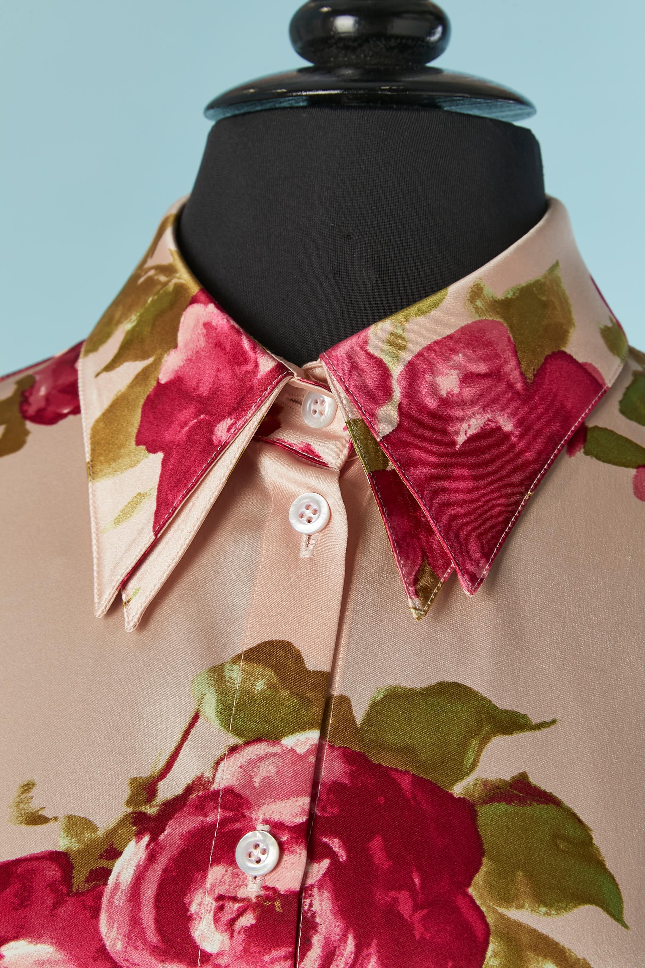 Silk shirt with flower print and double collar. Button and buttonhole closure on the middle front and one extra button provided.
SIZE 42 / L 