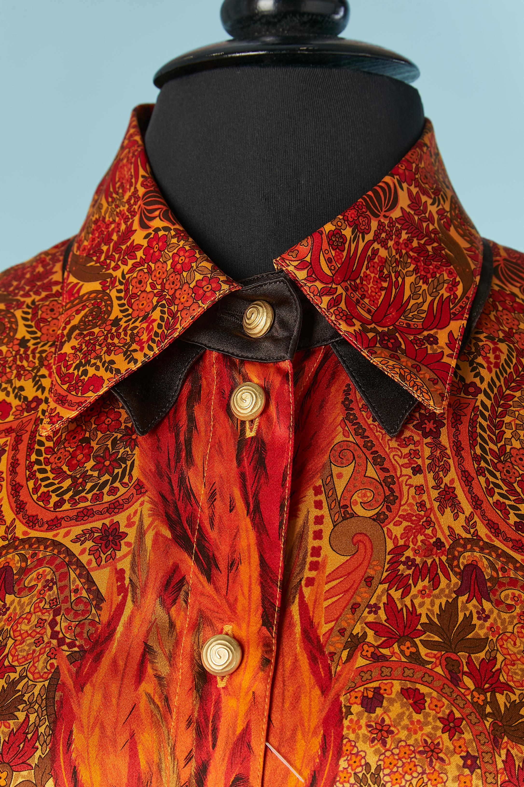 Silk shirt with Paisley and feather print with double collar in Trompe-l'oeil .New with tag.
Button and buttonhole closure on the middle front and on the cuffs. 
Shoulder pad. 
SIZE 40/ L 