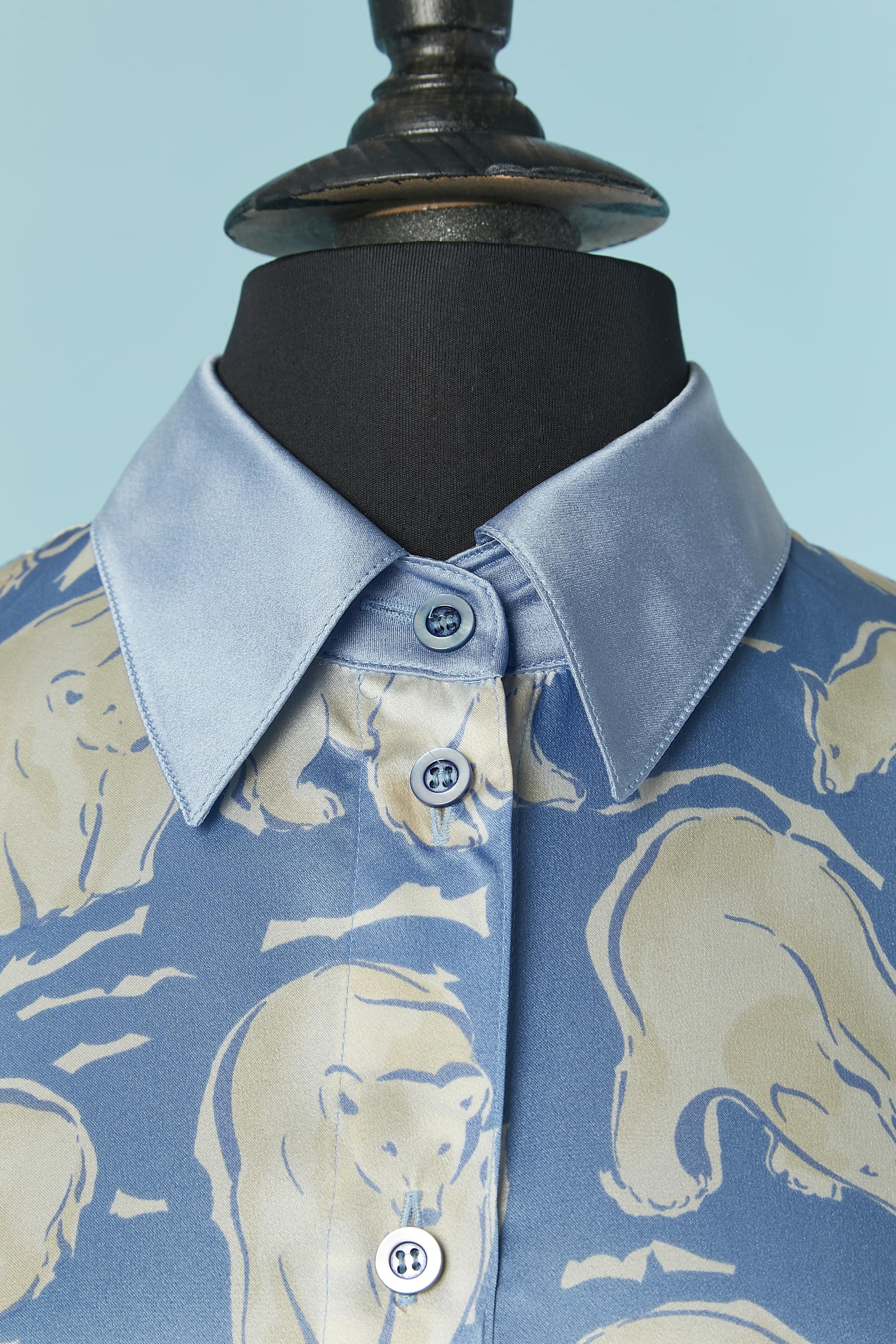 Silk shirt with polar bear print . Mother-of-shell buttons closure on the middle front and cuffs.
SIZE 38 on tag but fit M and L 
