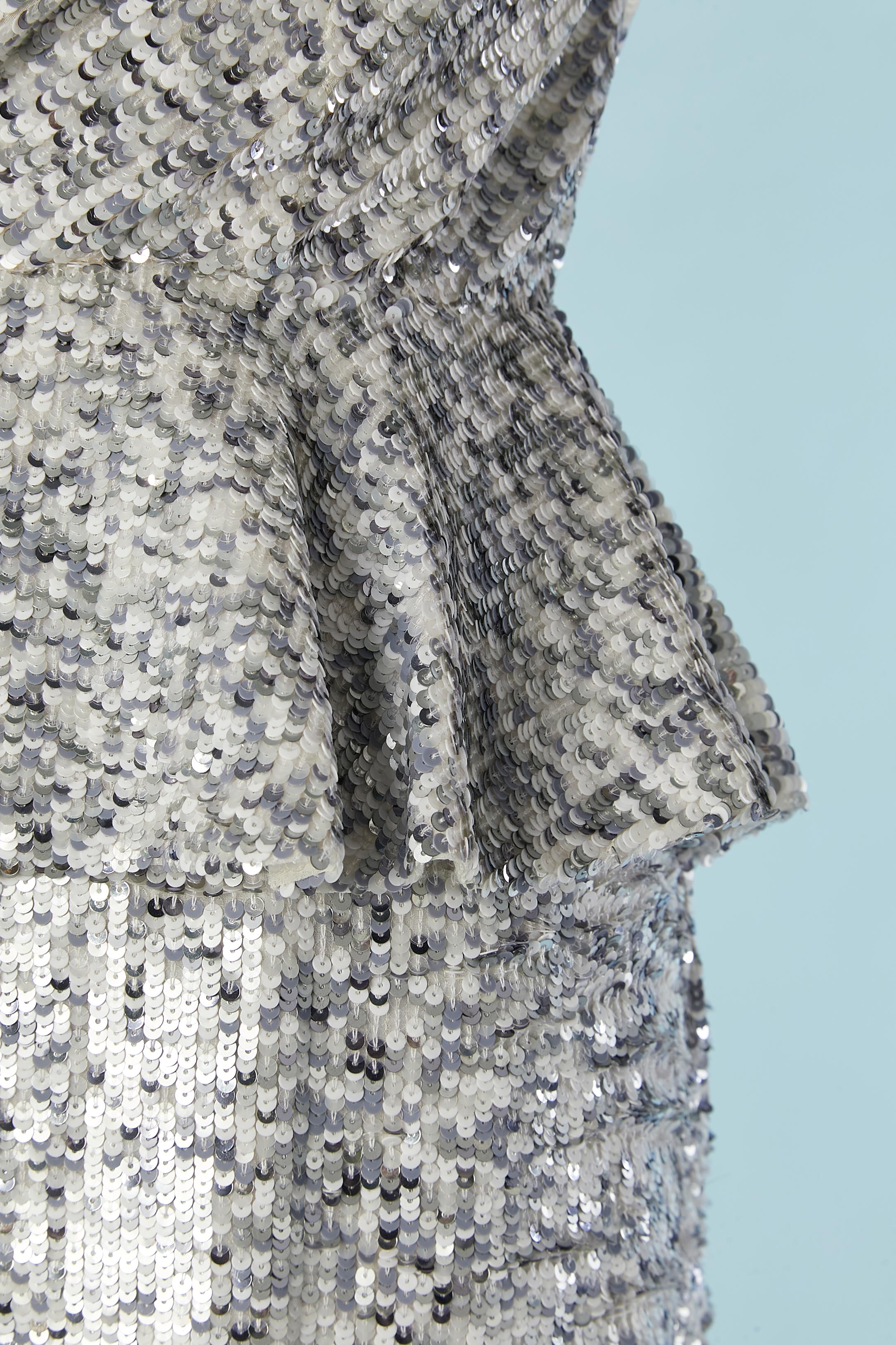 Argento Abito da cocktail asimmetrico in seta e paillettes argento Lorena Sarbu New in vendita