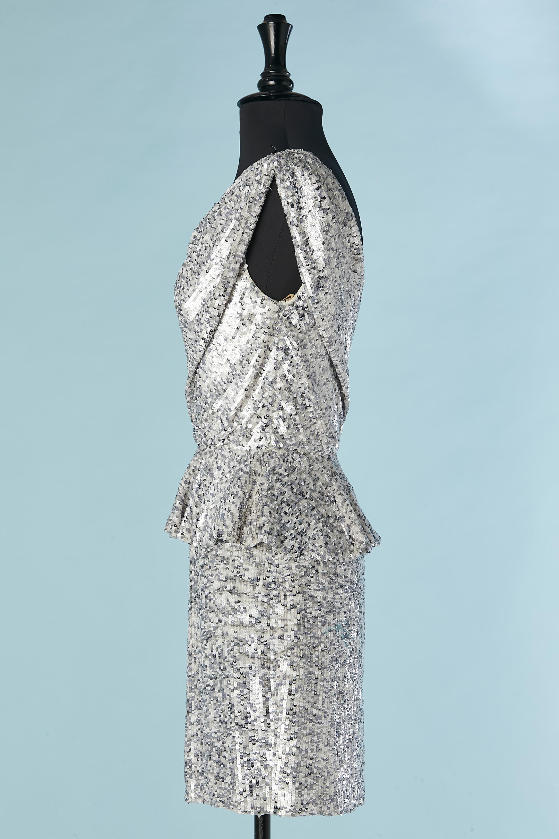 Abito da cocktail asimmetrico in seta e paillettes argento Lorena Sarbu New in vendita 1