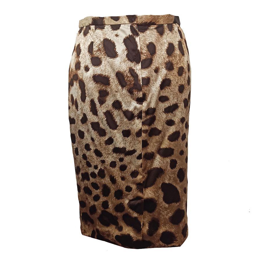 Silk (93%) Elastan (7%) Animalier fancy Total length cm 59 (2322 inches) Waist cm 35 (1377 inches)
