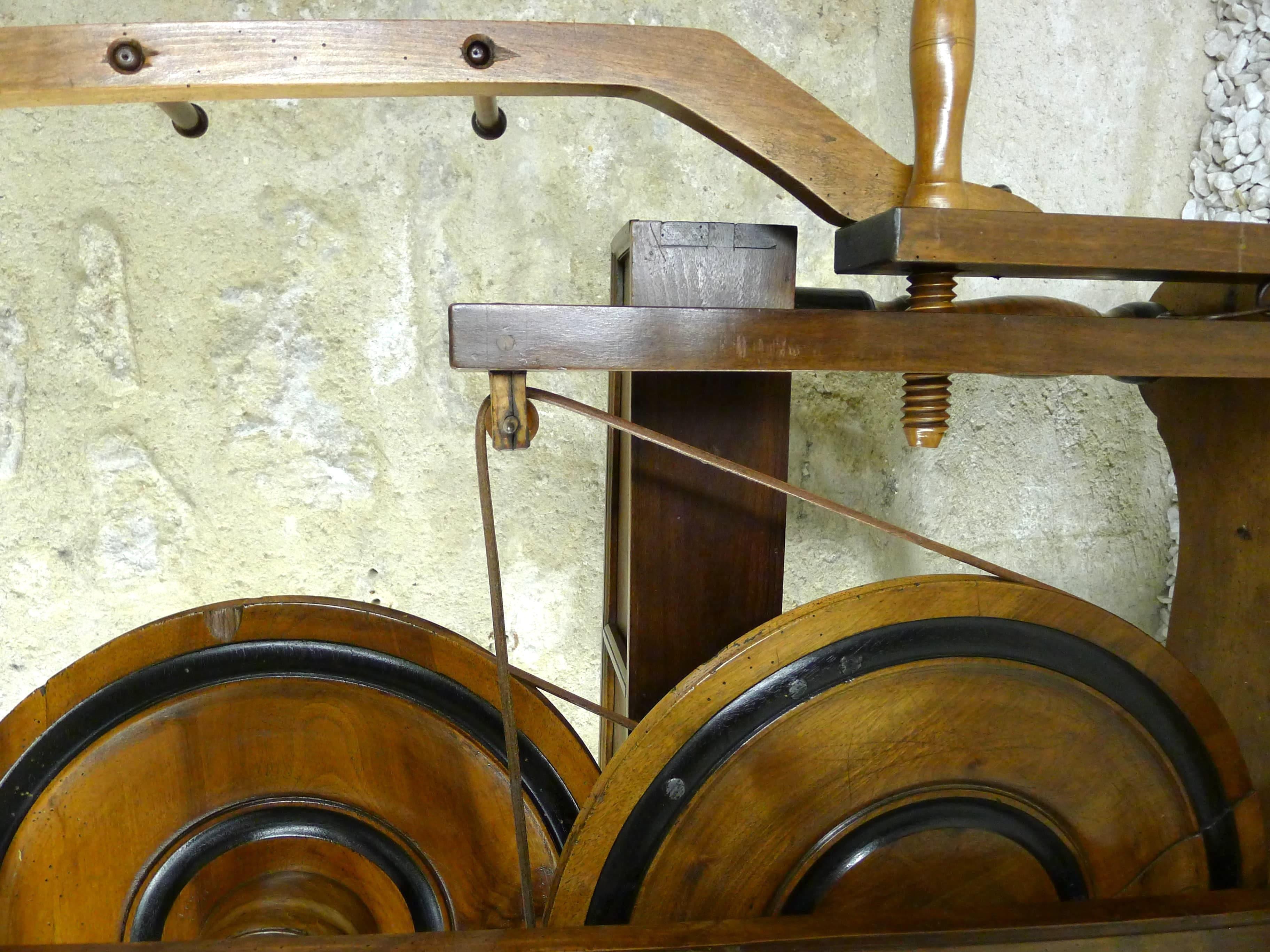 Silk Spinning Wheel, 18th Century (Handgeschnitzt)