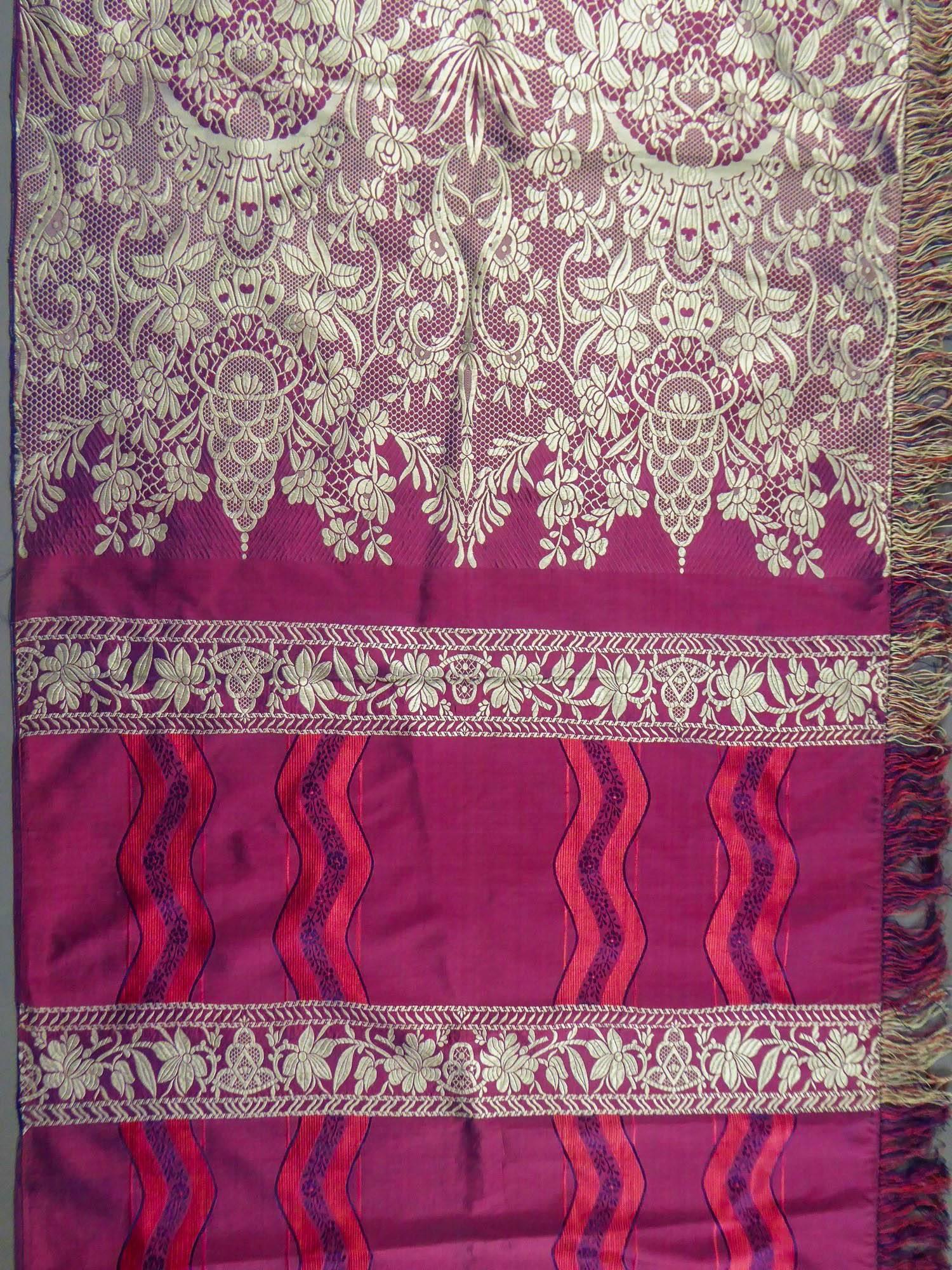 19th century Silk Stole With Lace design, Lyon France   im Zustand „Hervorragend“ in Toulon, FR