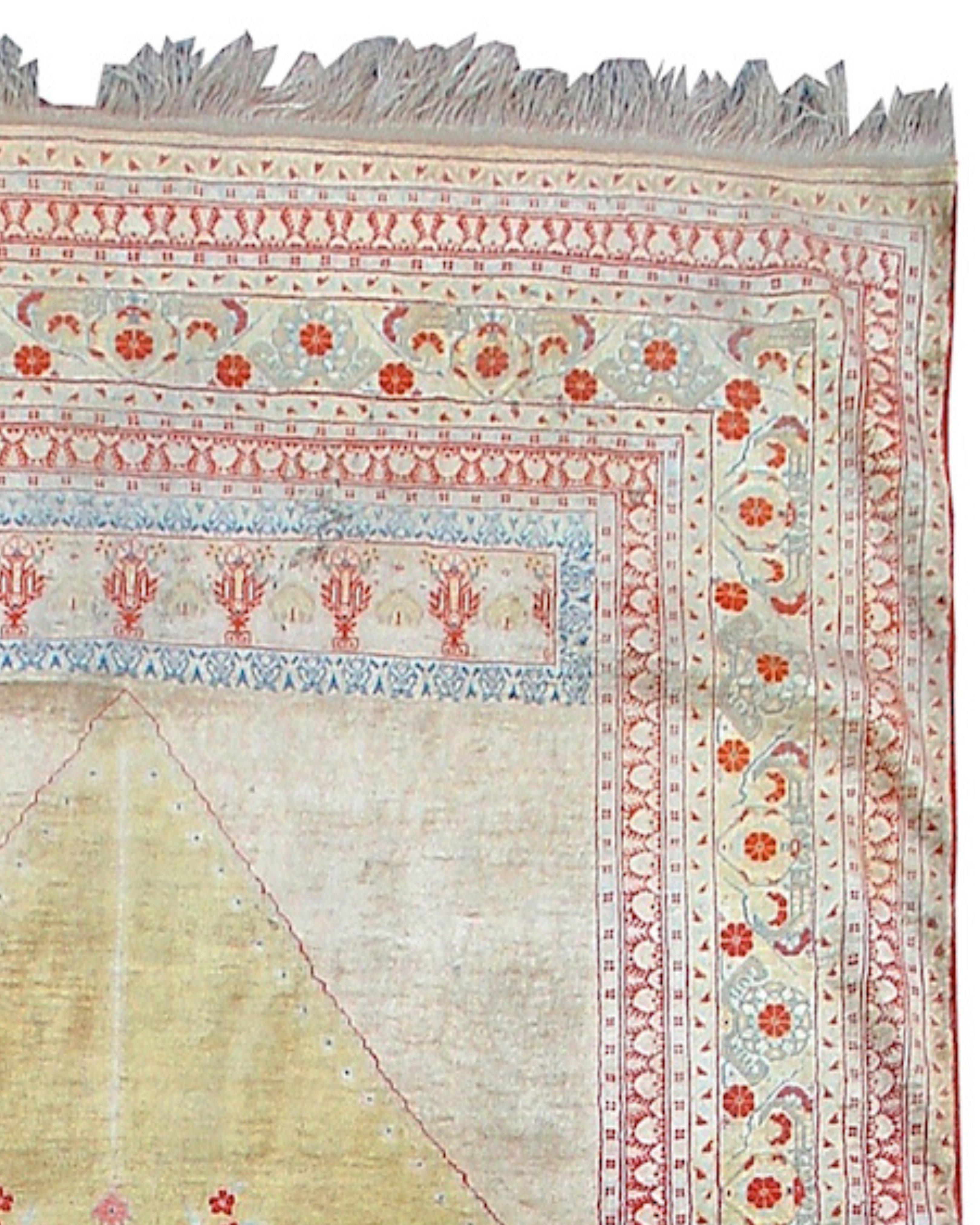 Seiden-Tabriz-Teppich, 19. Jahrhundert

Dieser glänzende persische Seidengebetsteppich verbindet traditionelle persische Ästhetik mit neoklassischem Stil. Markante architektonische Säulen flankieren einen zentralen Kandelaber auf einem