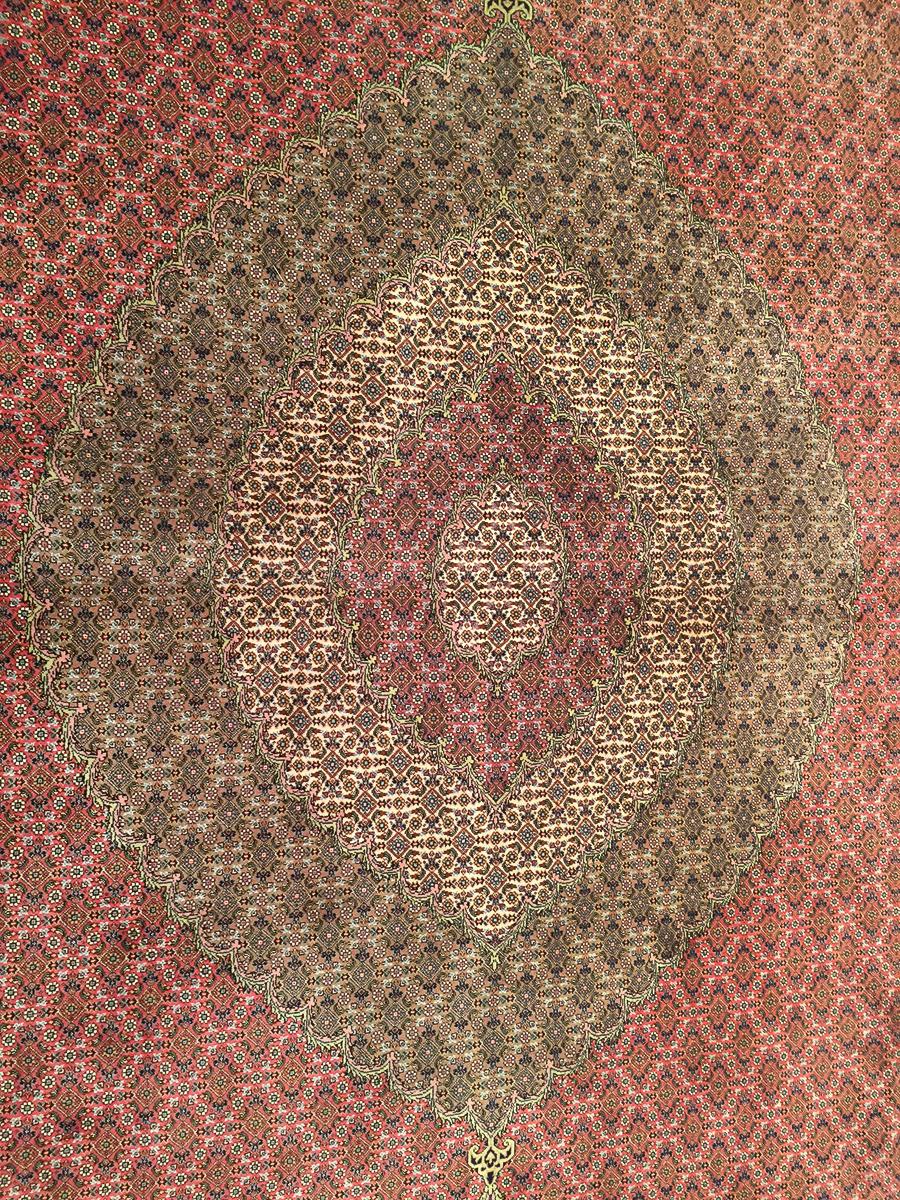 Seidener Täbris-Teppich aus Wolle und Seide, handgefertigt, Täbris, persisch, Täbris, hoch, KPSI 12x17 (Persisch) im Angebot
