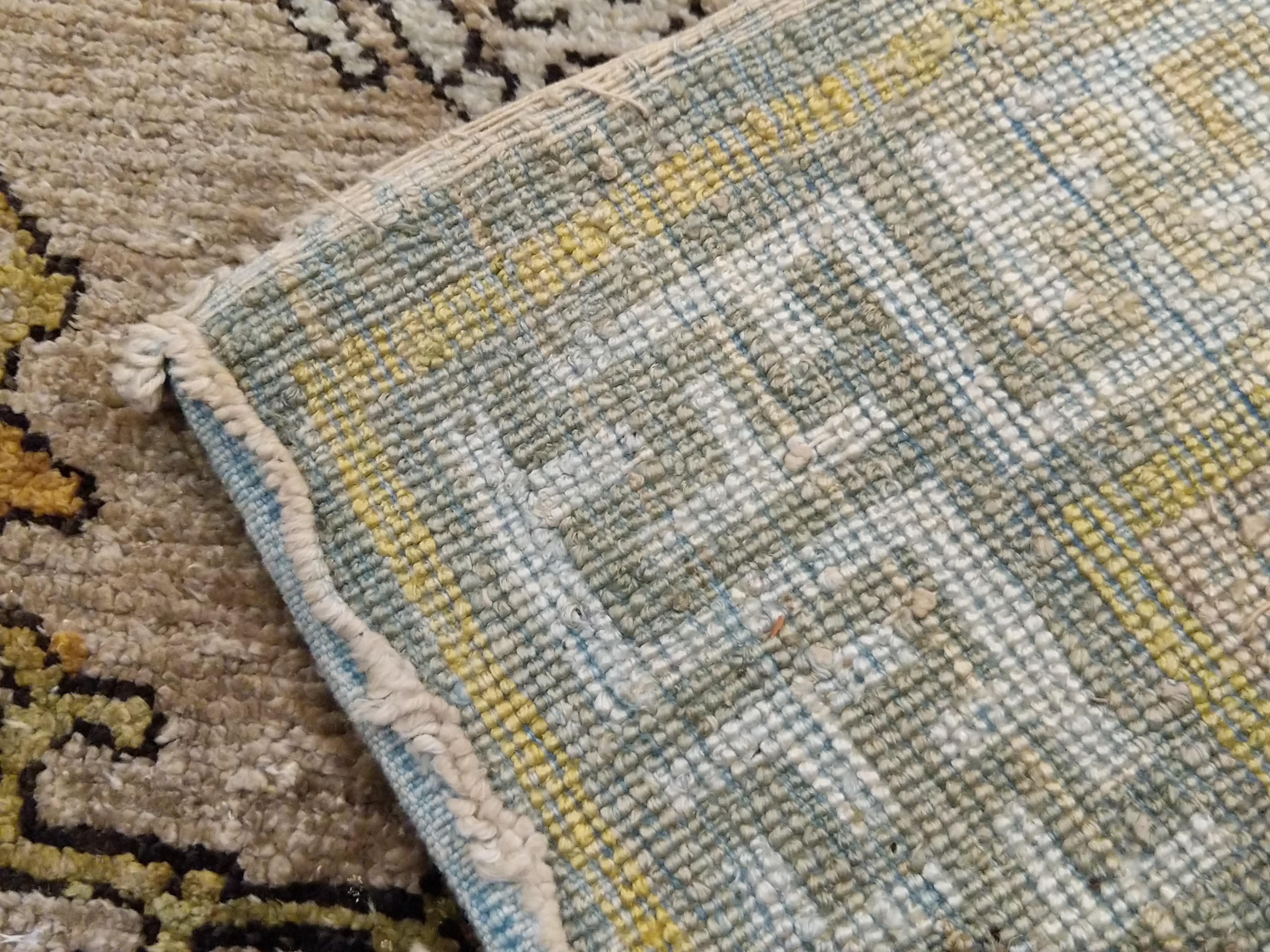 Alfombra antigua de seda Yarkand para cubrir el trono con dragones opuestos y flores de loto Turquestano oriental en venta