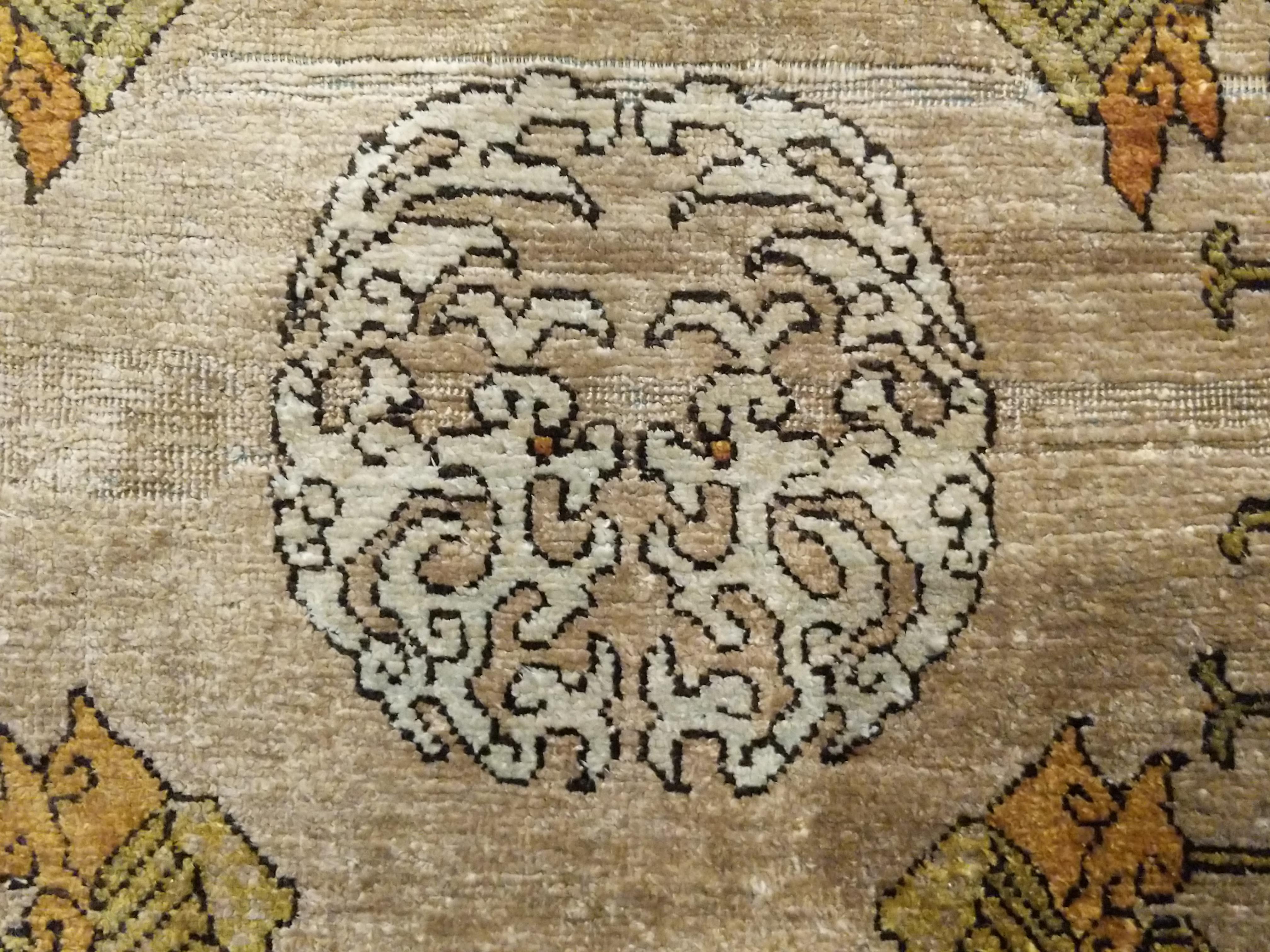 Alfombra antigua de seda Yarkand para cubrir el trono con dragones opuestos y flores de loto Anudado a mano en venta