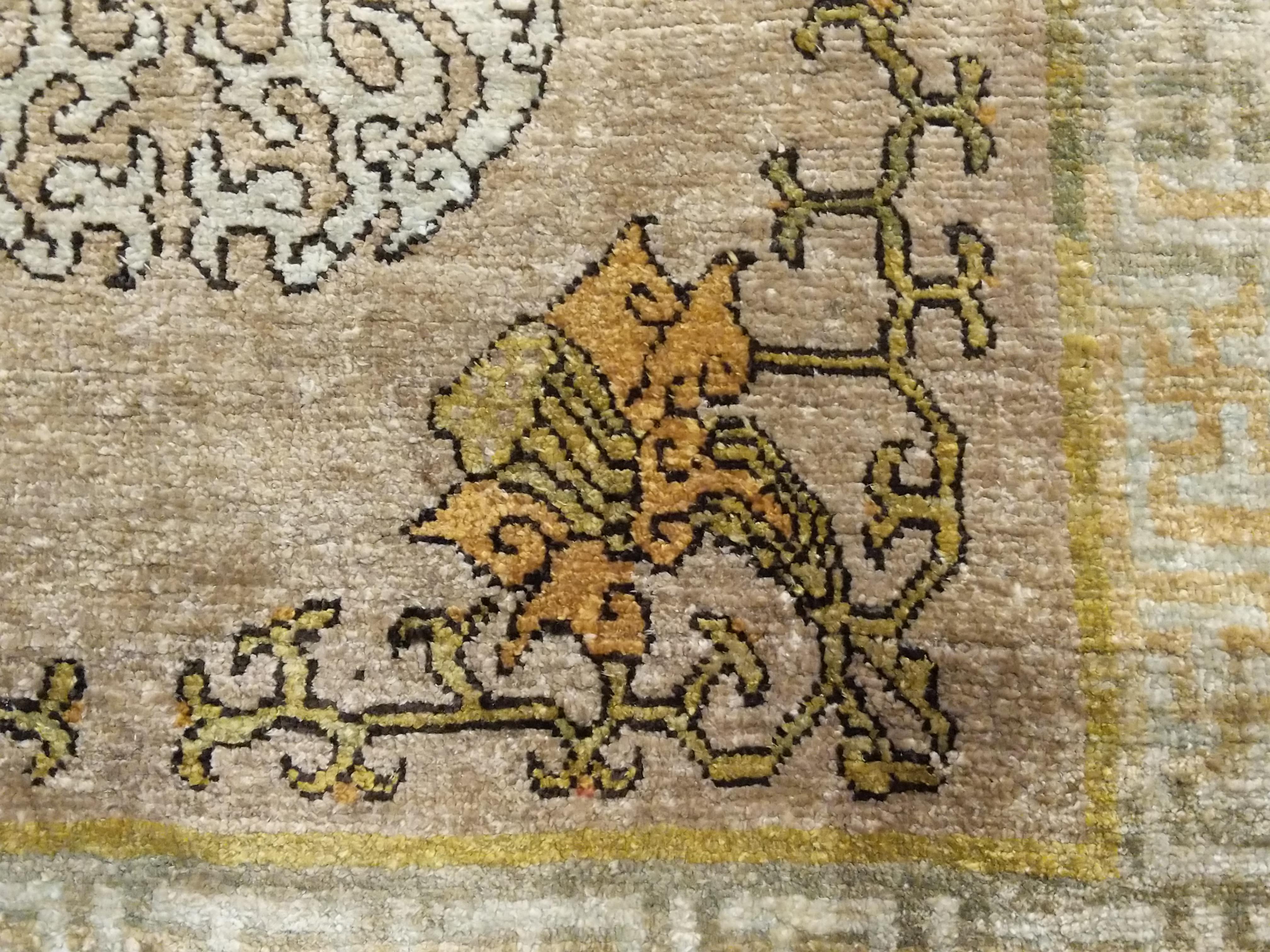 Alfombra antigua de seda Yarkand para cubrir el trono con dragones opuestos y flores de loto en Excelente estado para la venta en Milan, IT