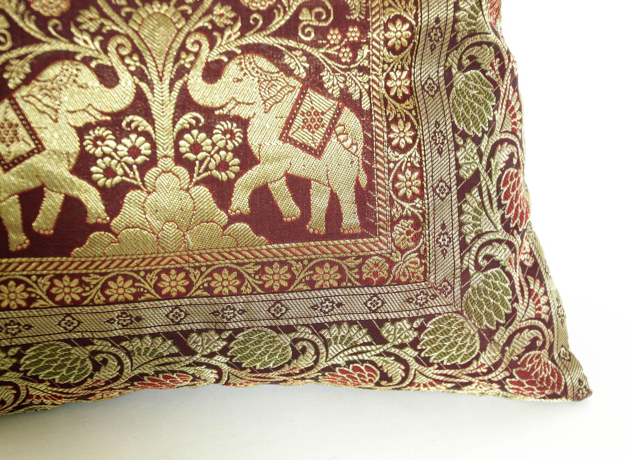 Throw-Kissen aus Seide mit Elefanten und Pfauen, Indien im Angebot 3