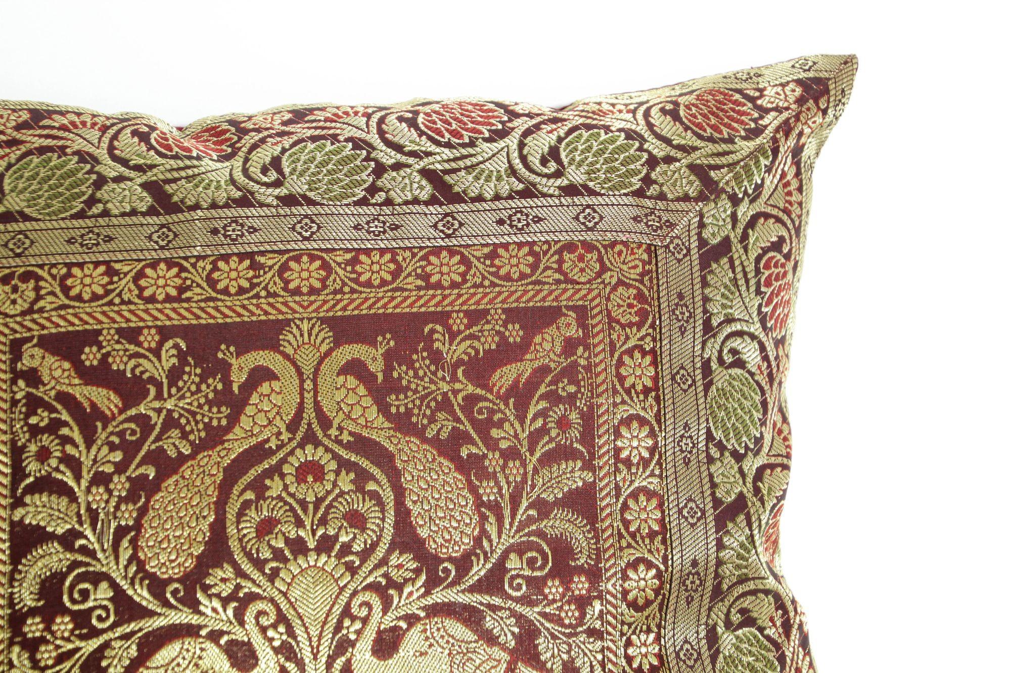 Throw-Kissen aus Seide mit Elefanten und Pfauen, Indien im Angebot 4